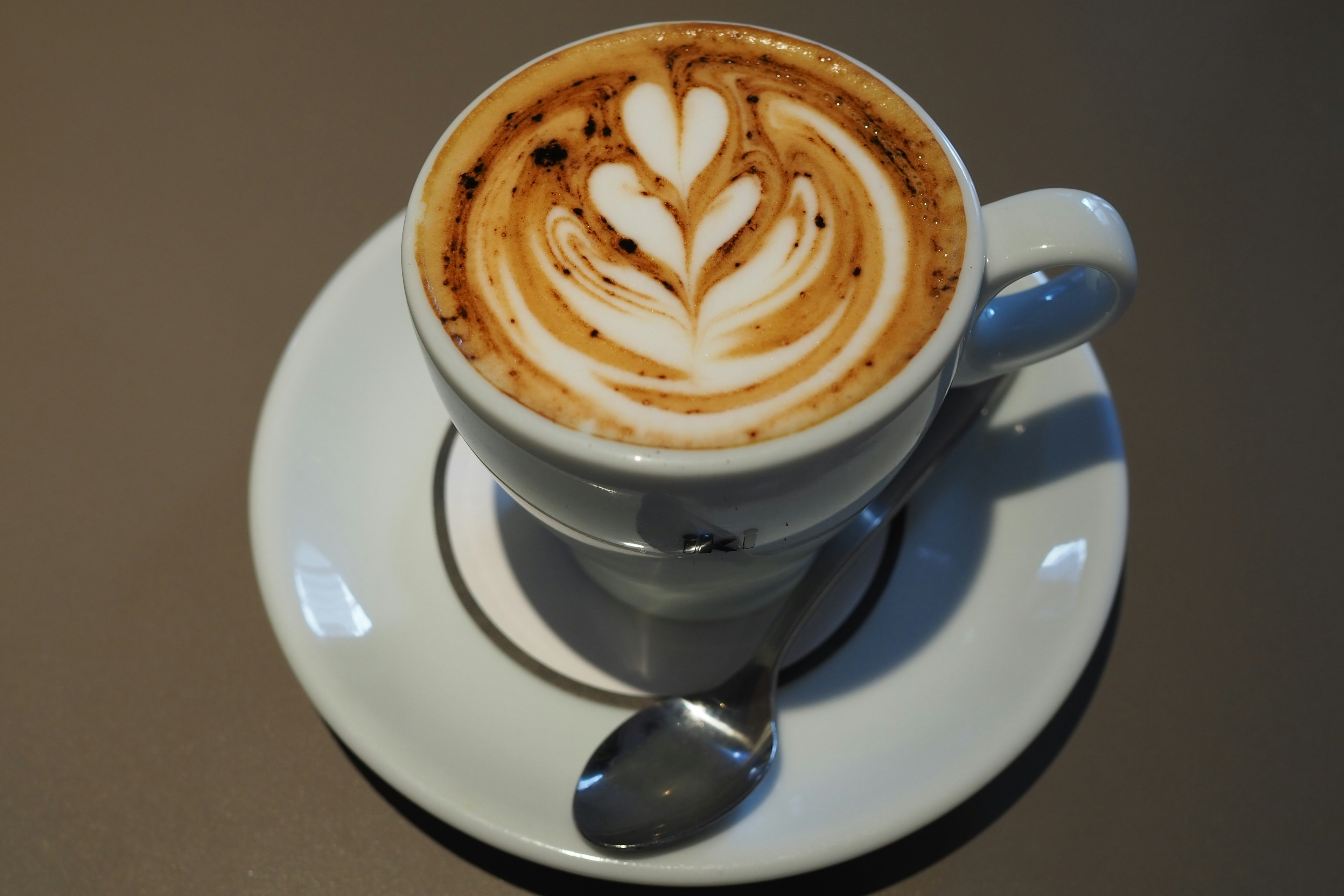 Art du lait sur un cappuccino dans une tasse blanche