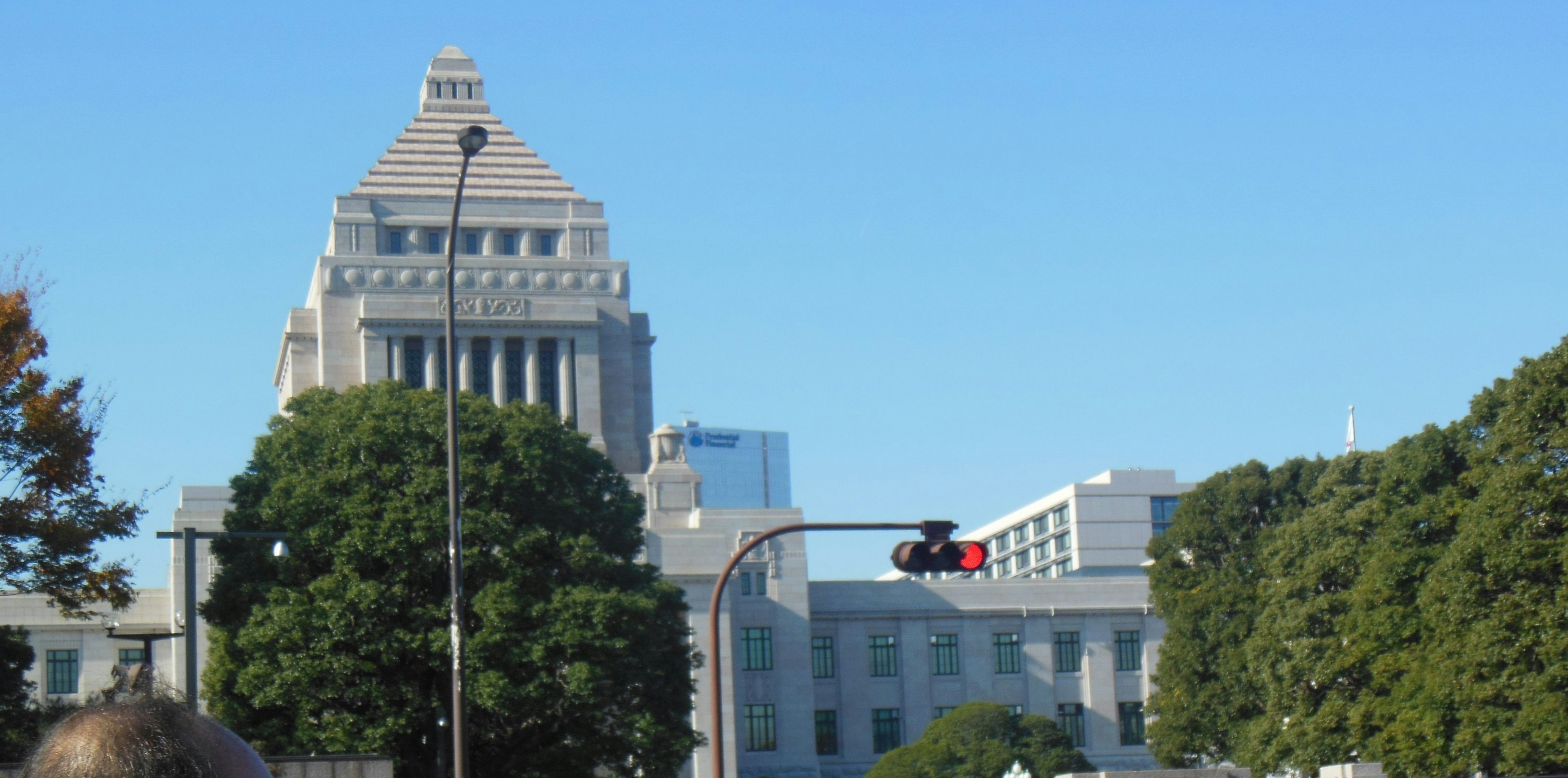 日本の国会議事堂の建物と青空