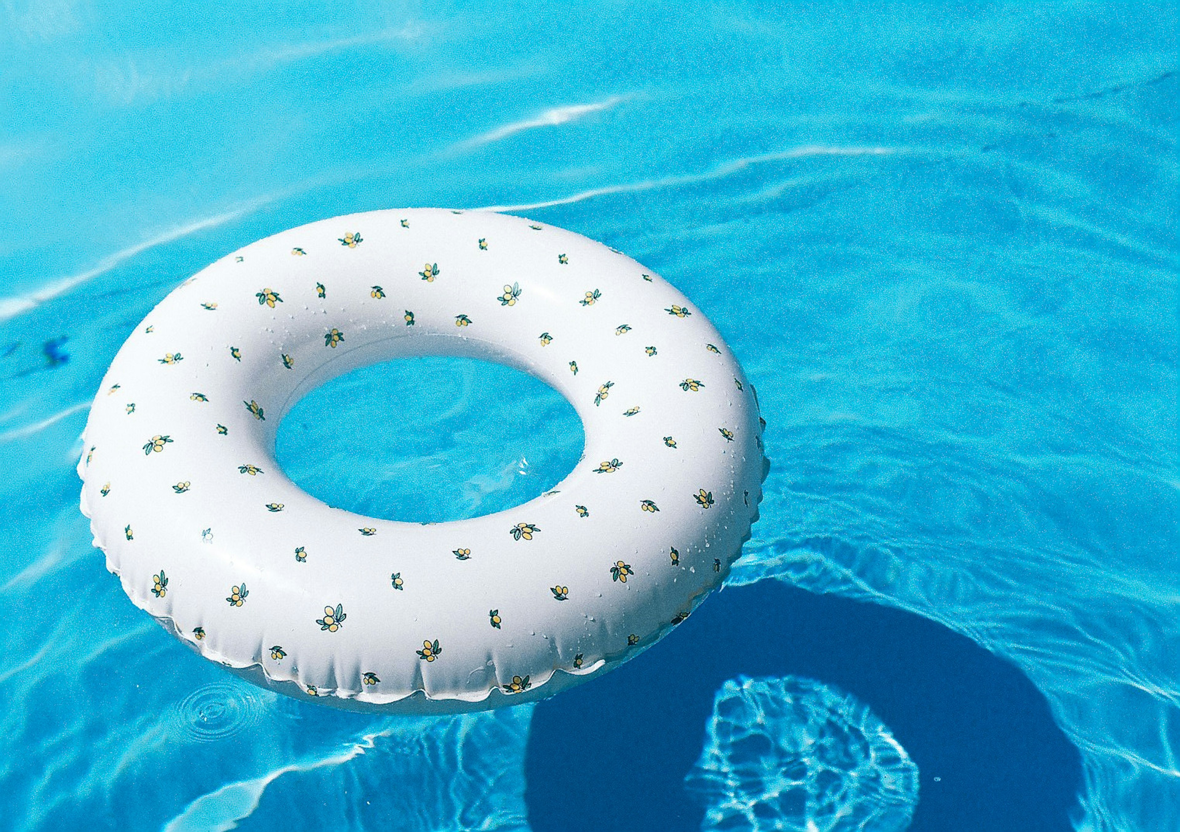 Float a forma di ciambella in una piscina blu