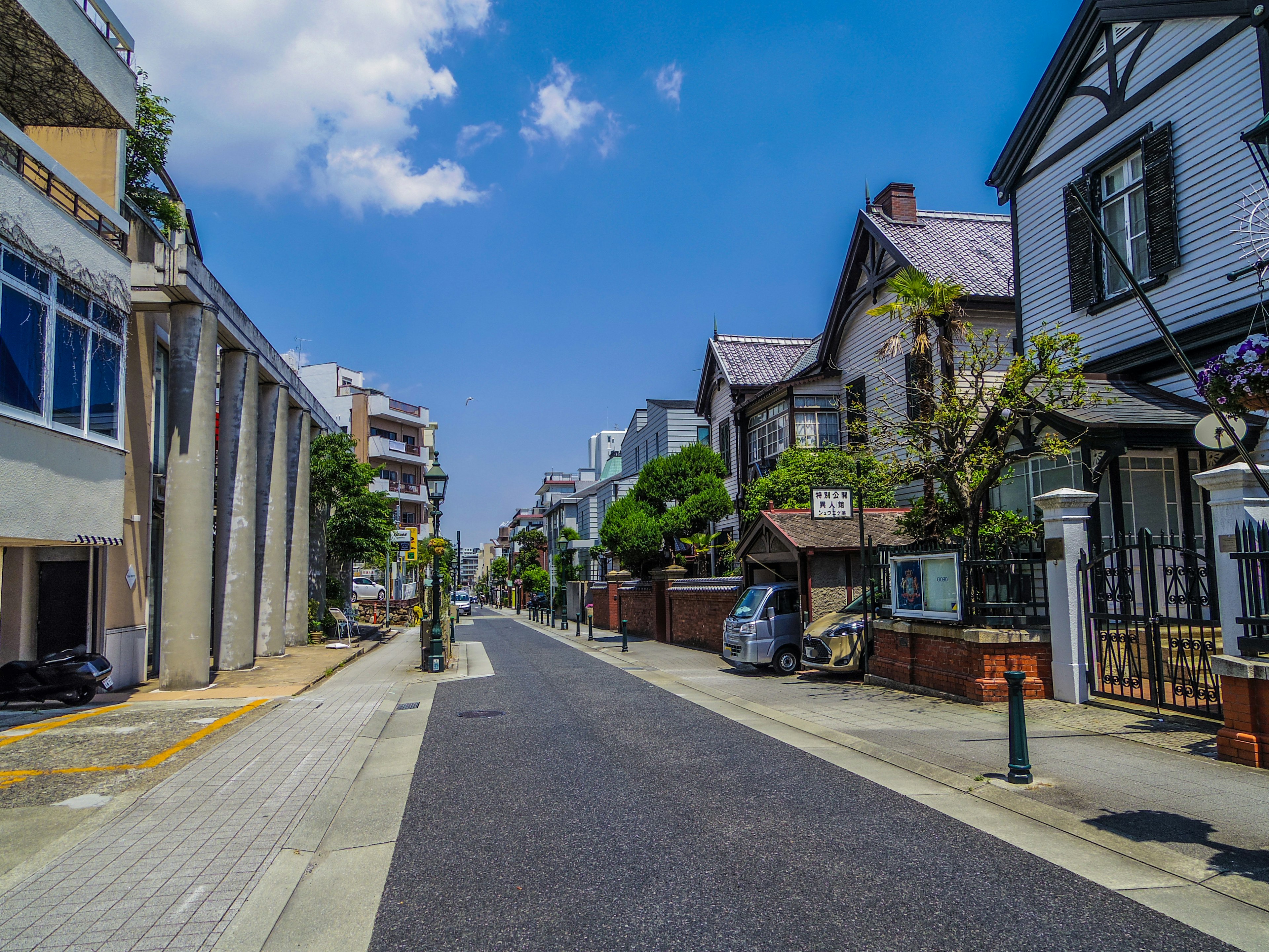 Rue tranquille bordée de belles maisons sous un ciel bleu clair