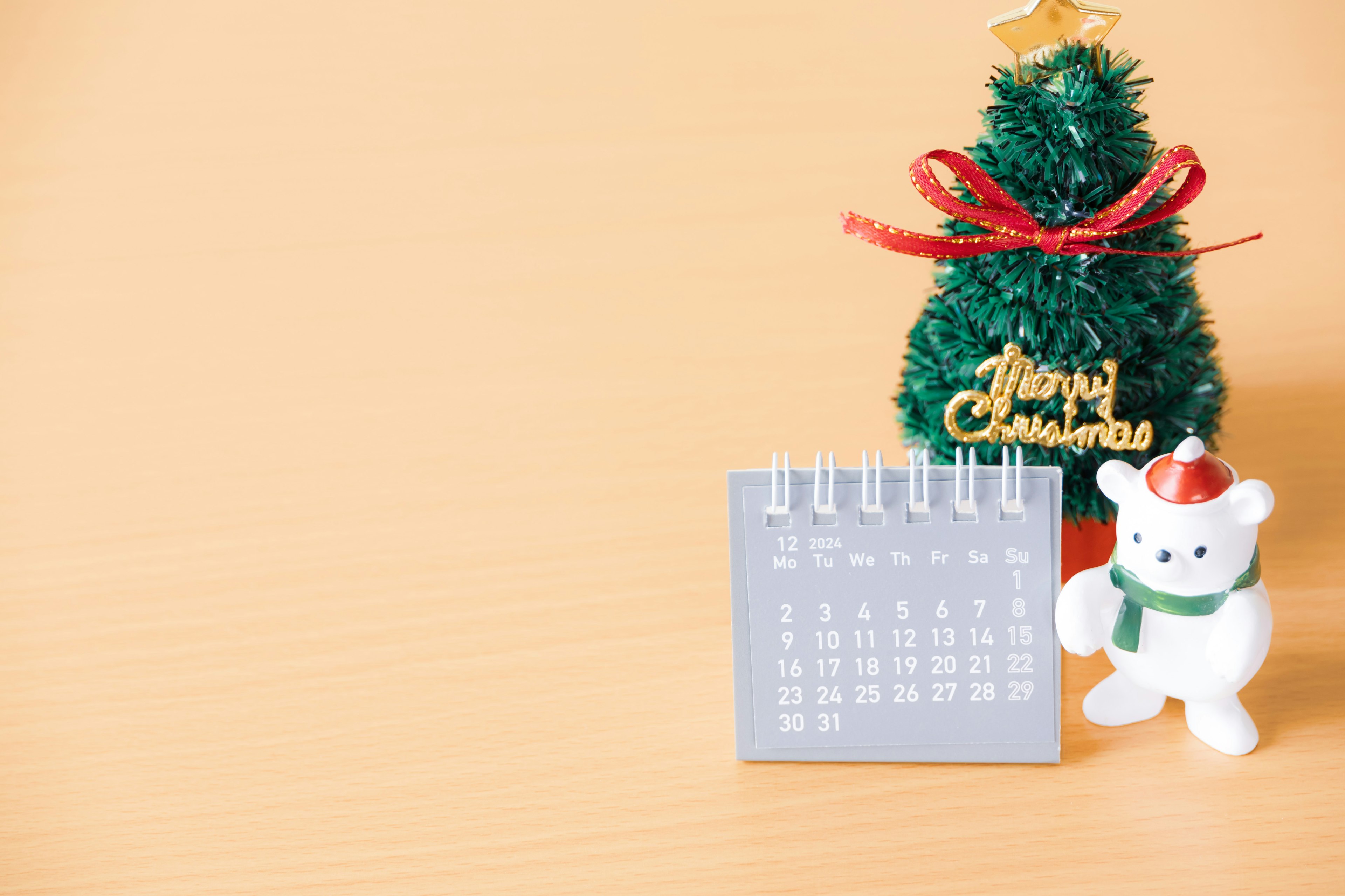 Image avec un arbre de Noël des décorations un calendrier et une figurine de bonhomme de neige