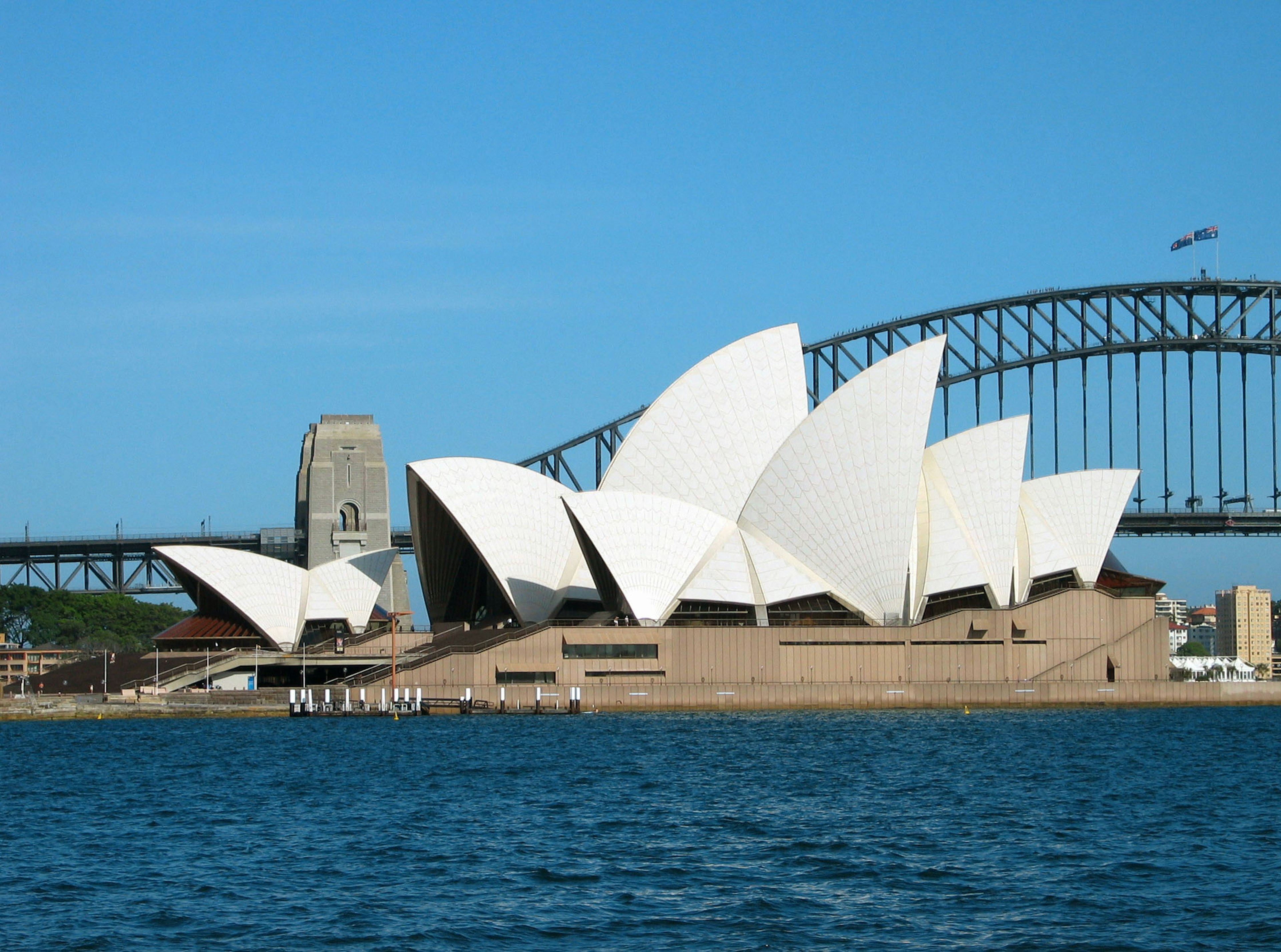 โอเปร่าเฮ้าส์ซิดนีย์และสะพานท่าเรือใต้ท้องฟ้าสีฟ้าใส