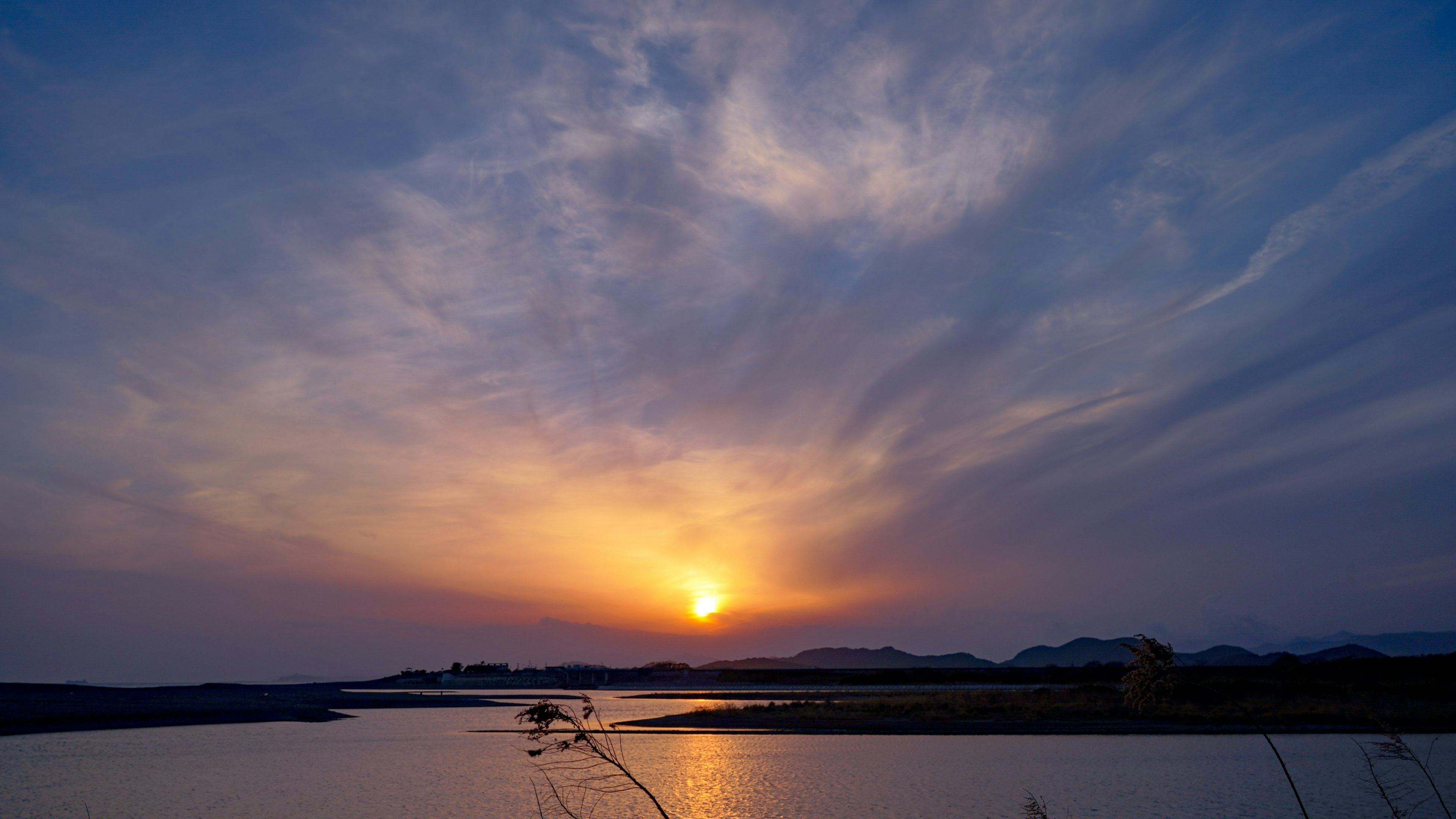 夕日が水面に映る美しい風景