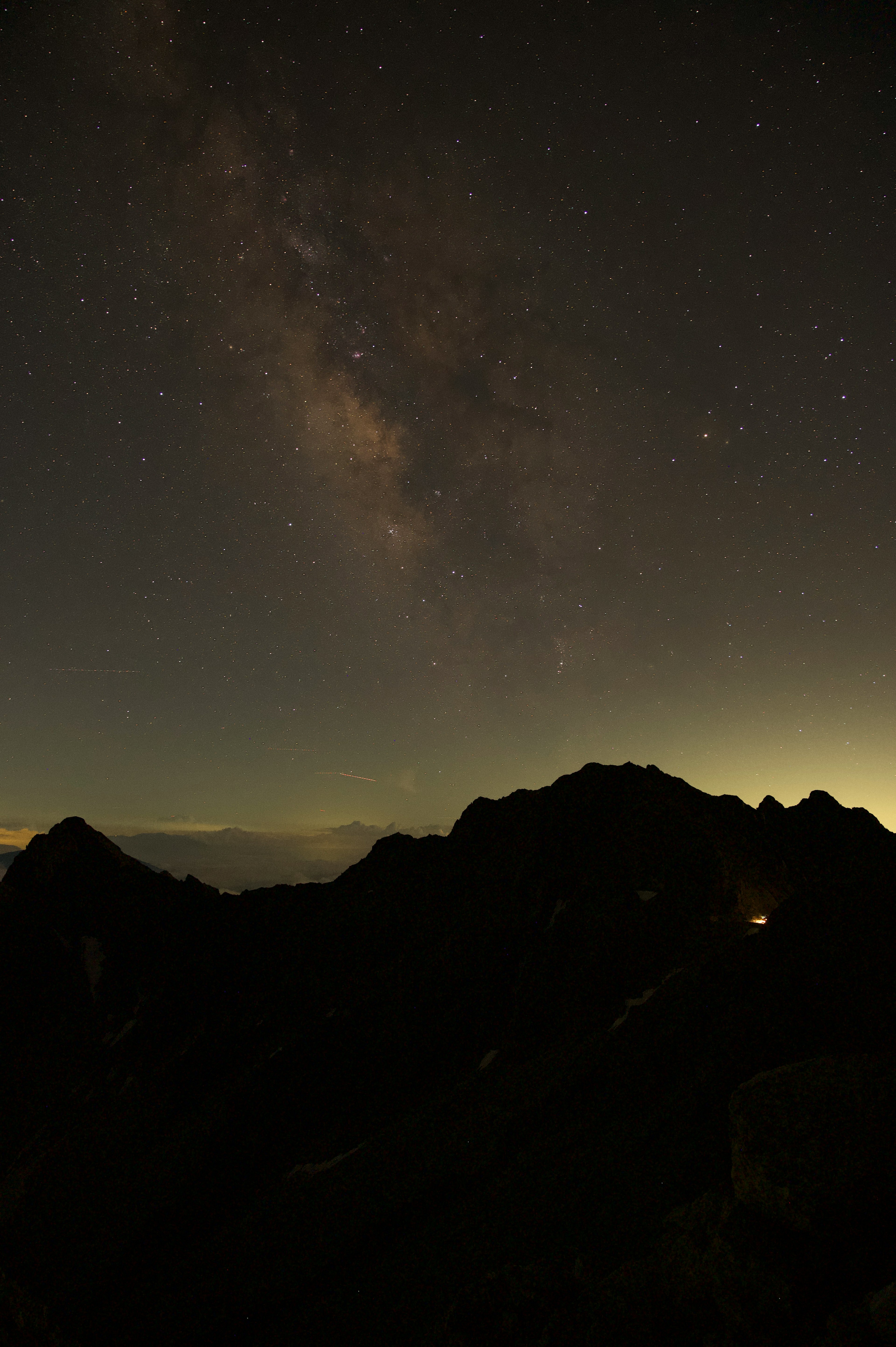 Silueta de montañas bajo un cielo estrellado con la Vía Láctea