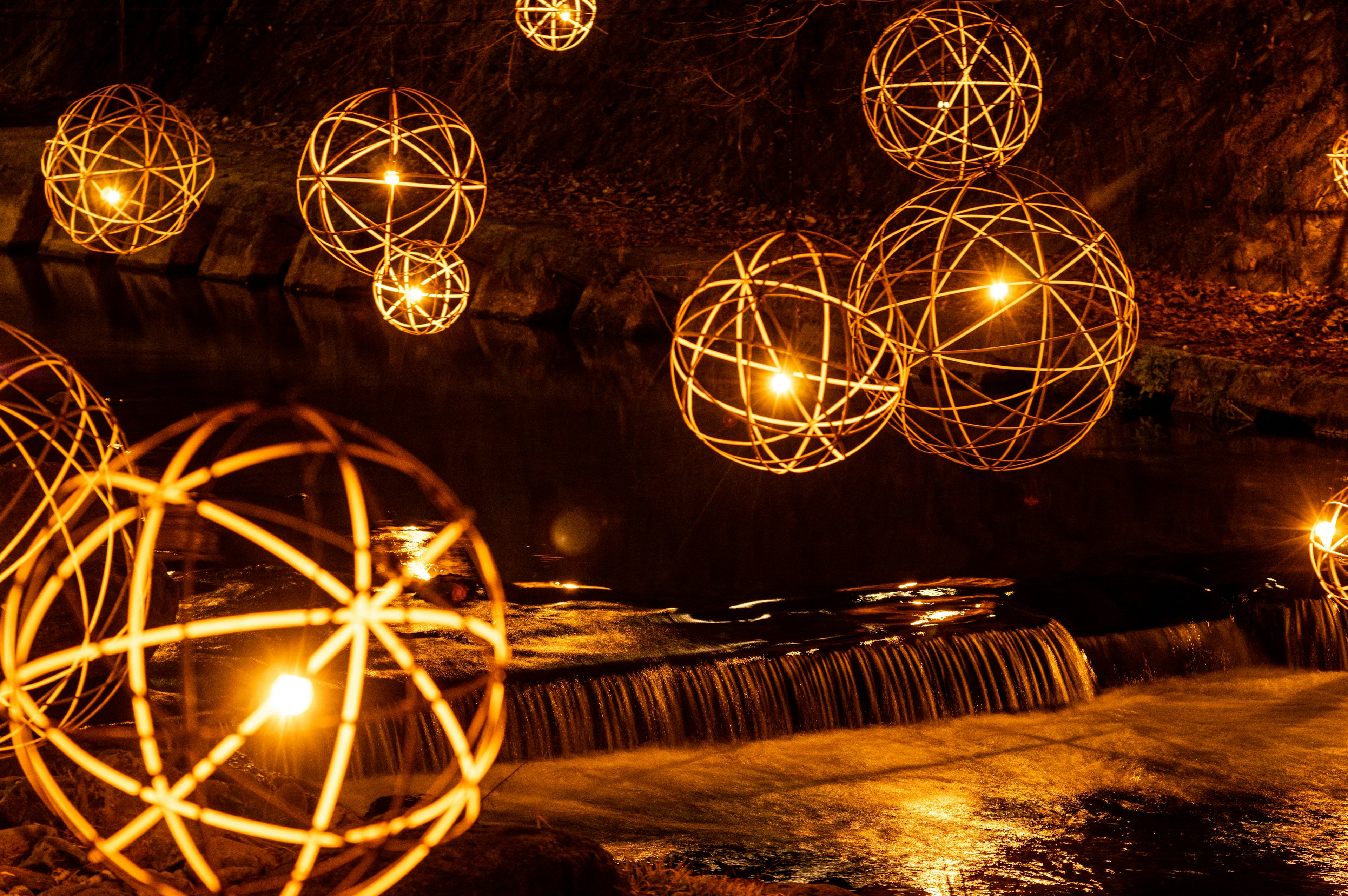 Décor sphérique lumineux flottant au-dessus de l'eau créant une atmosphère magique