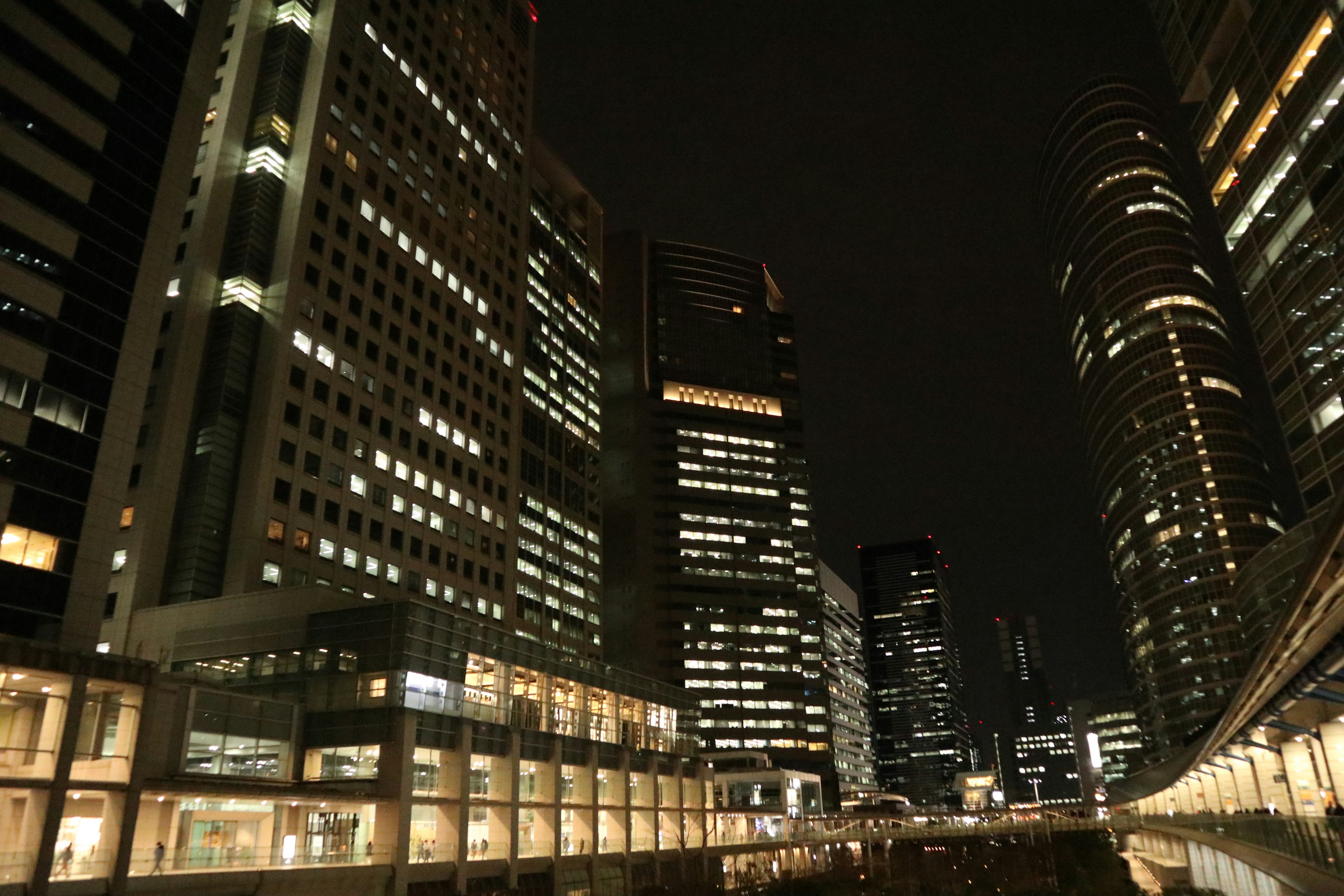 Paysage urbain nocturne avec des gratte-ciels illuminés et une architecture moderne