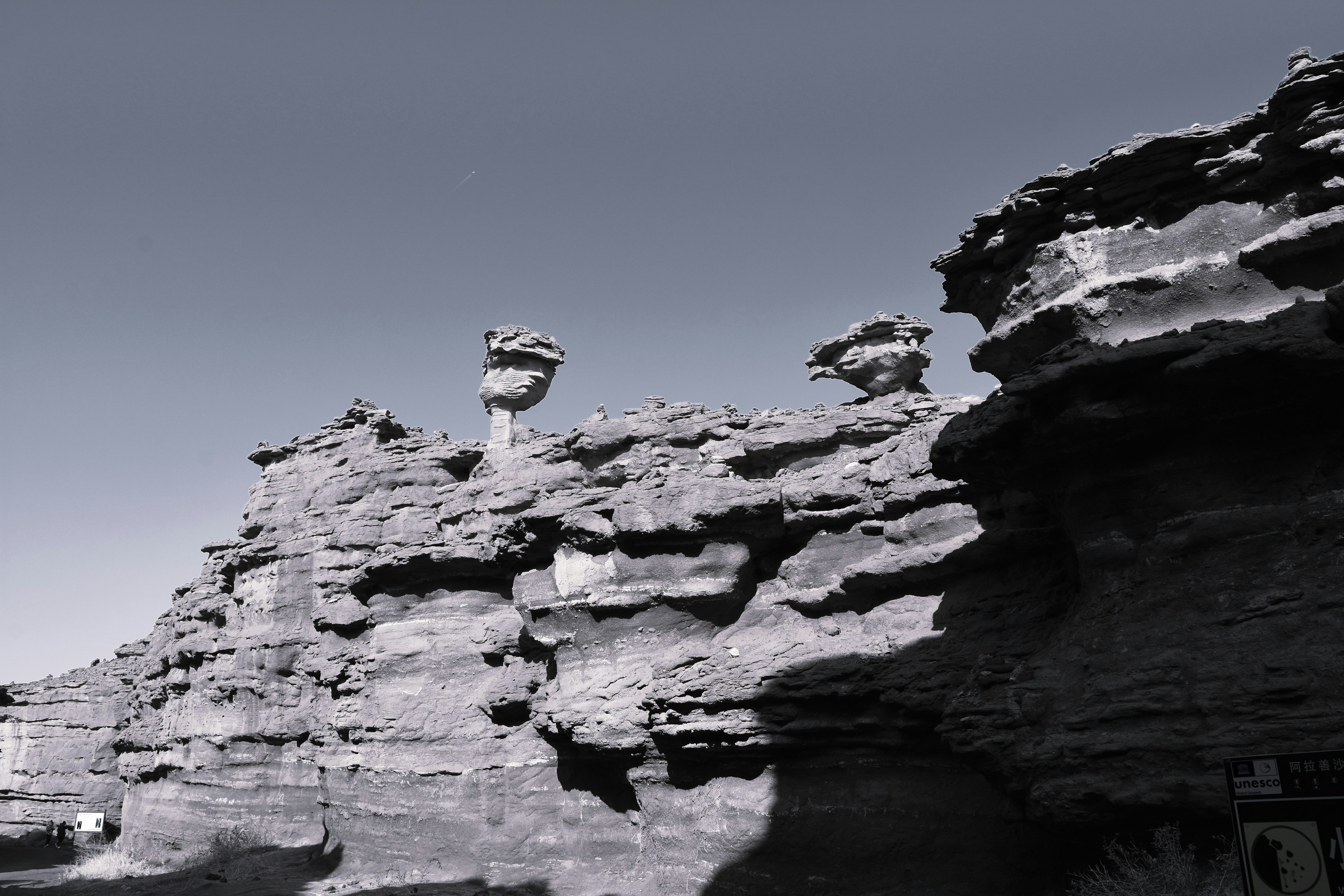 Paysage avec des formations rocheuses et deux piliers rocheux uniques