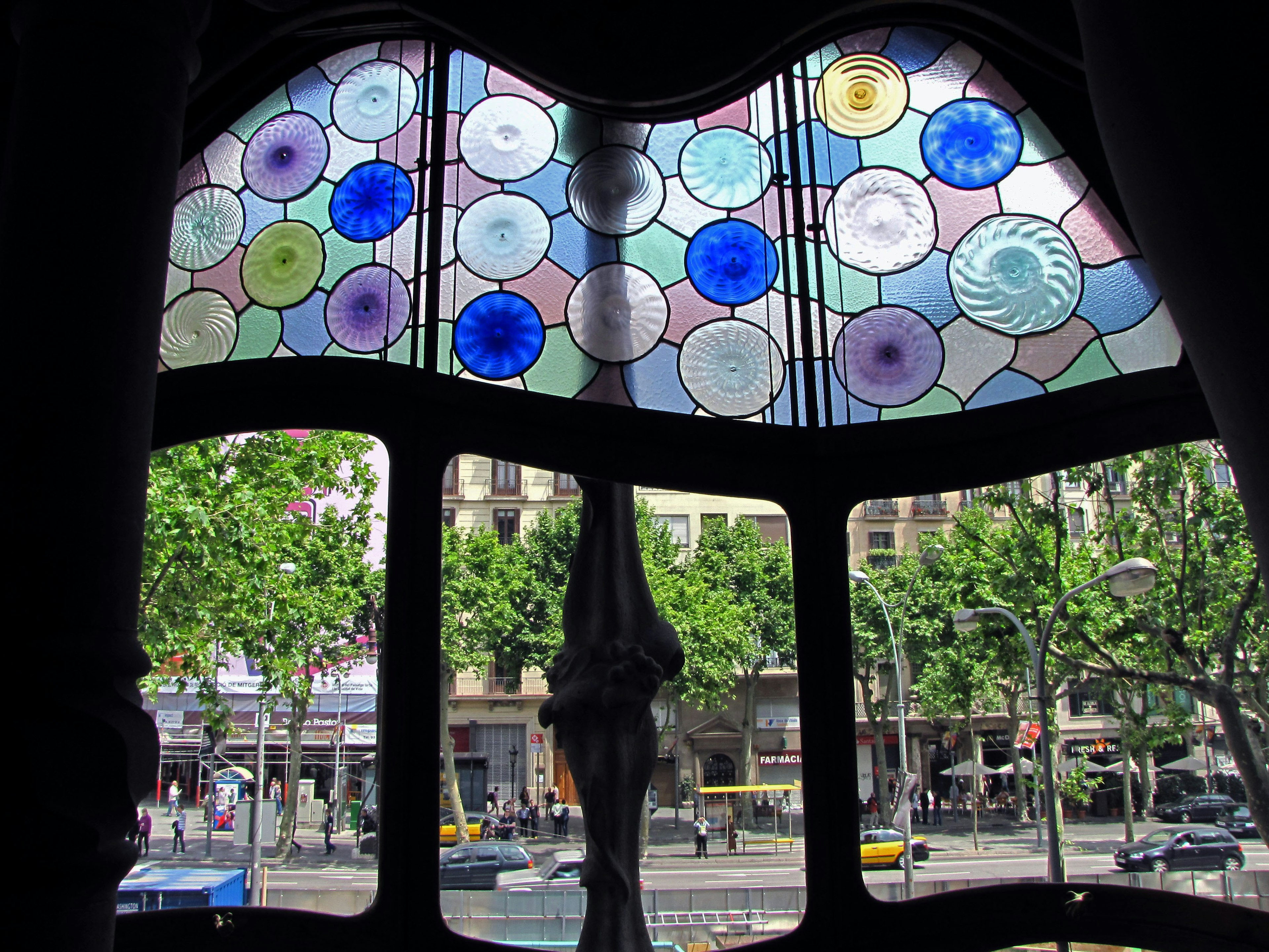 Vista a través de la colorida ventana de vidrio de Casa Batlló