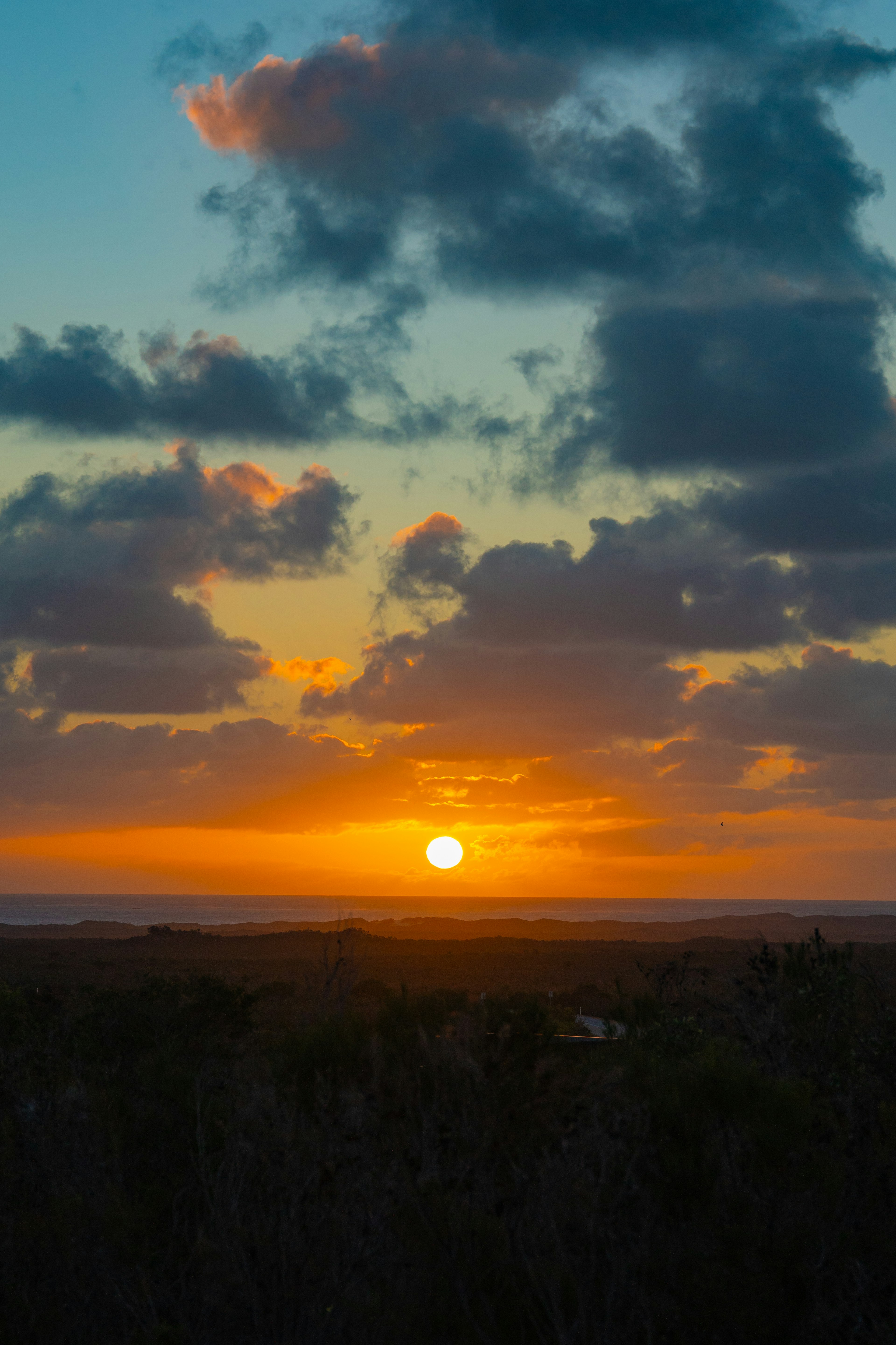 美しい夕日が雲の間から現れる風景