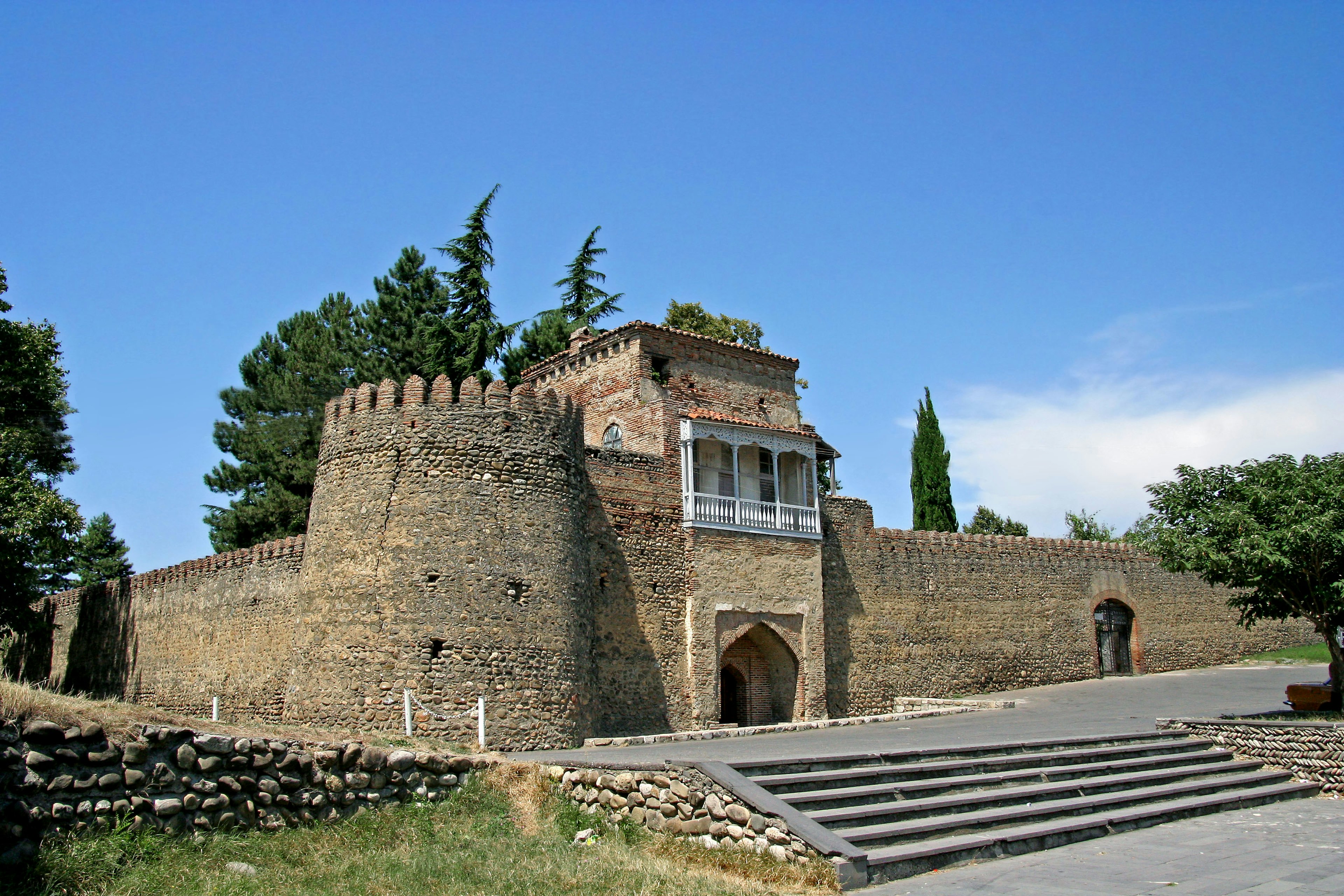 Edificio fortificado histórico con muros de piedra y torre