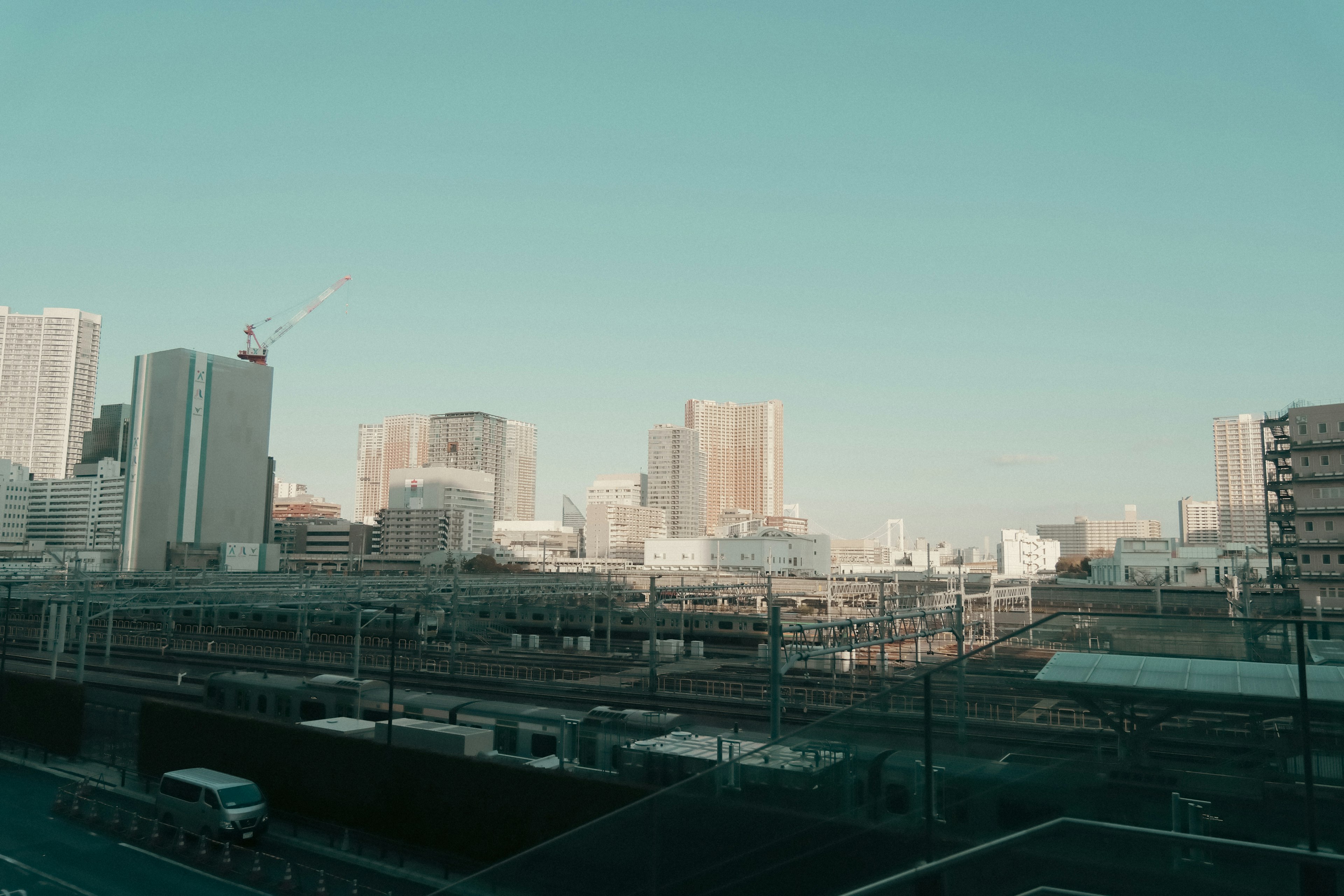 青い空の下に広がる都市の風景 高層ビルと鉄道が見える