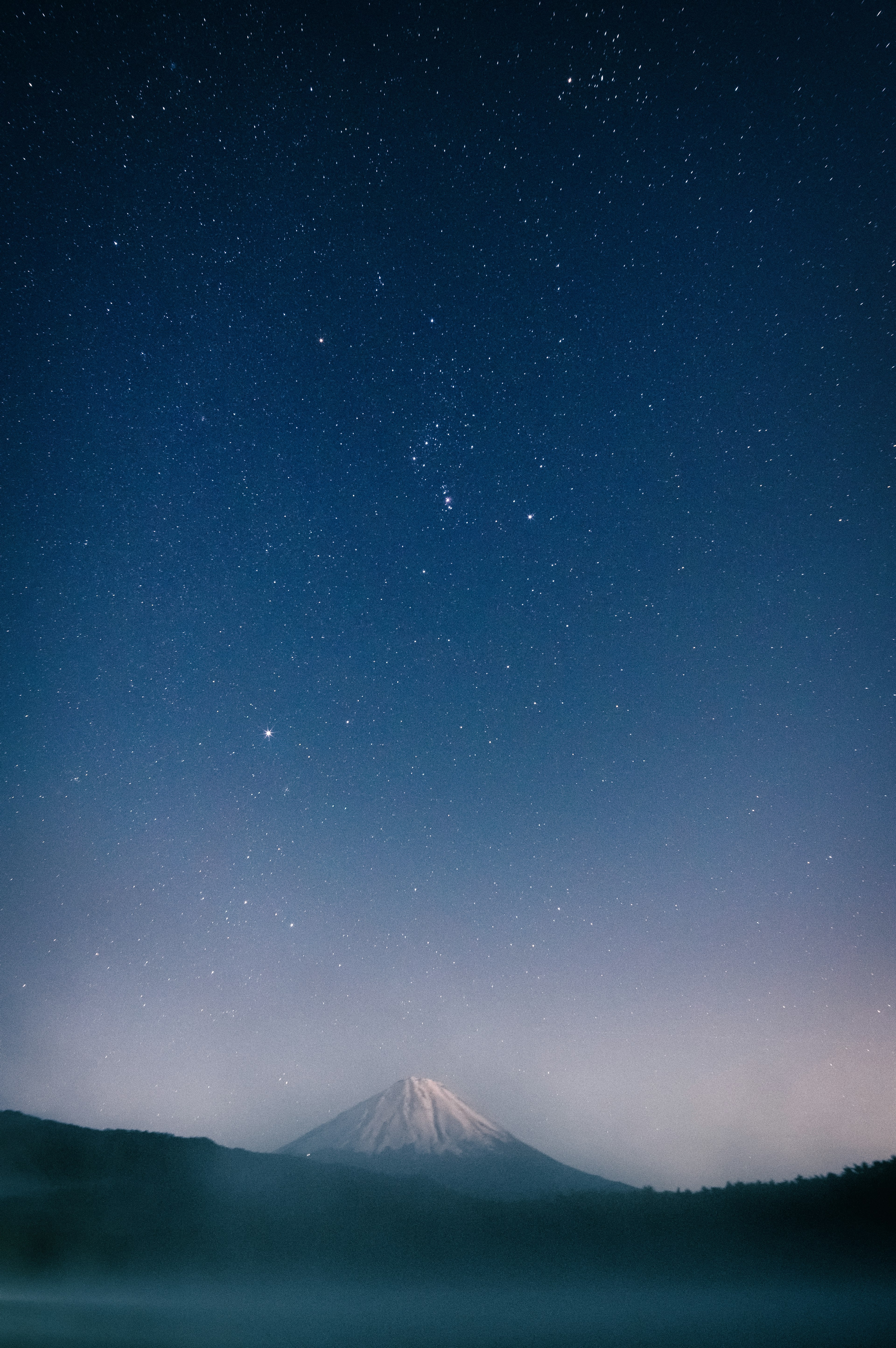 Mount Fuji unter einem sternenübersäten Nachthimmel ruhige Landschaft