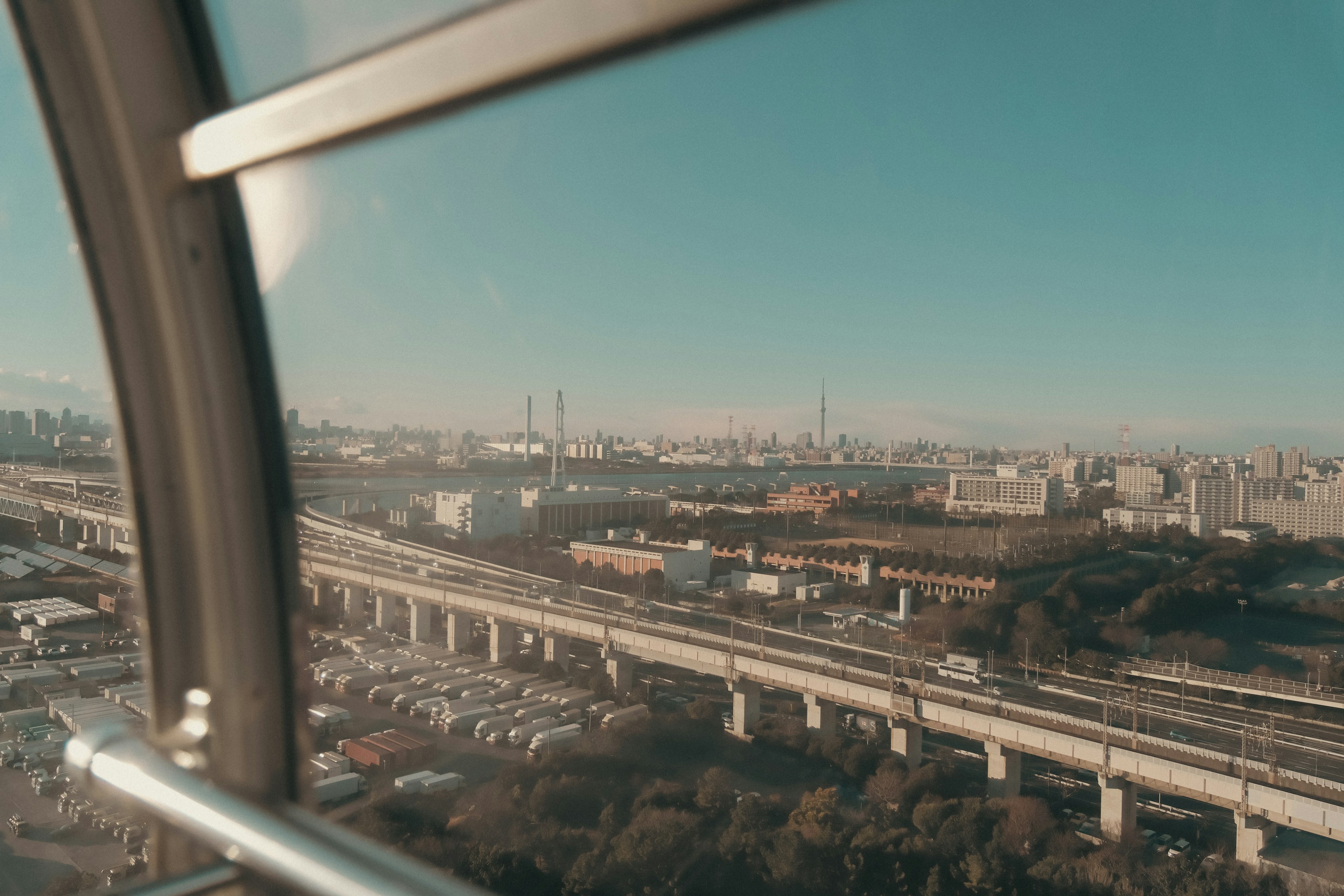 Vista della città attraverso una finestra con grattacieli e infrastrutture di trasporto