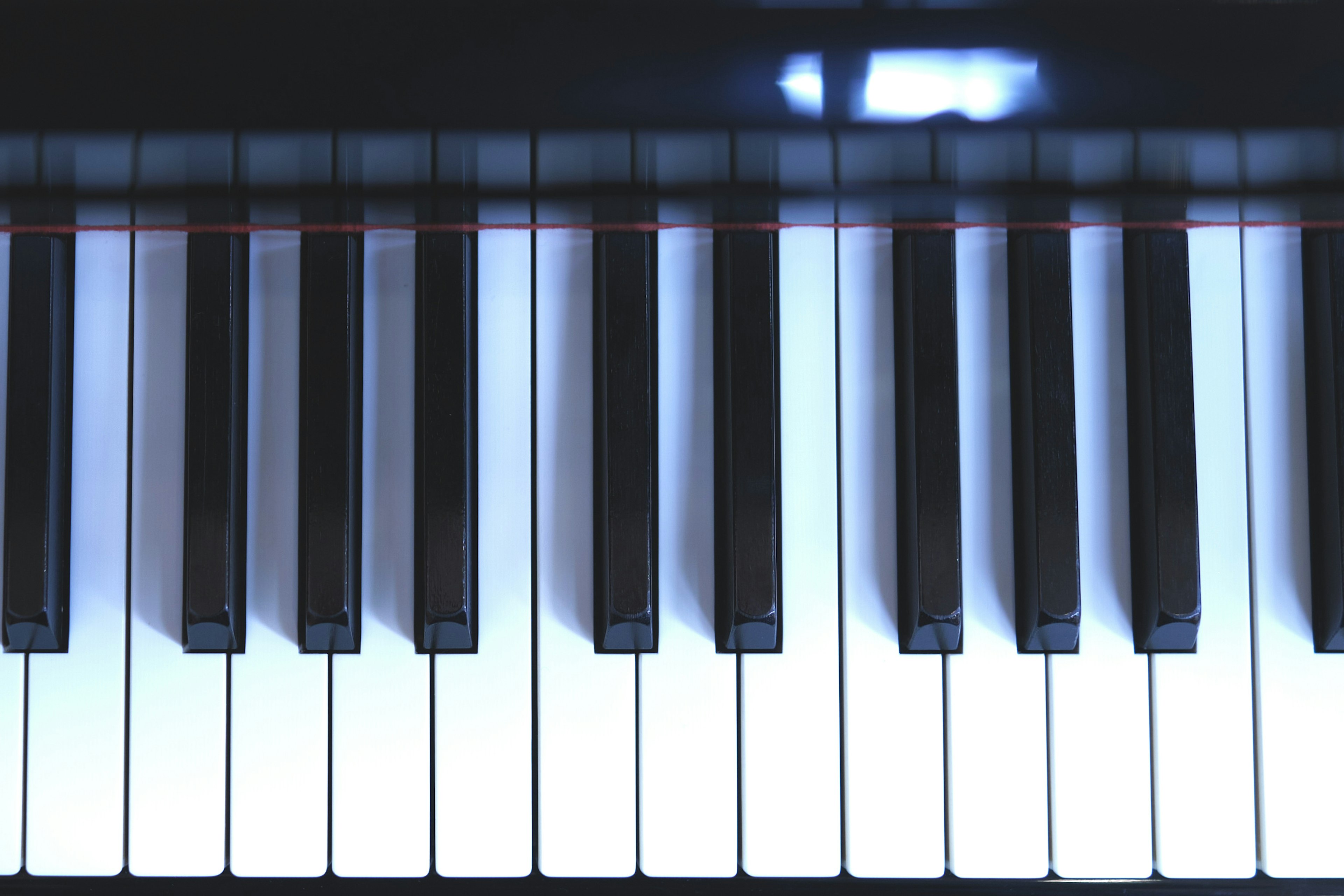 Vista dall'alto dei tasti del pianoforte con tasti neri e bianchi