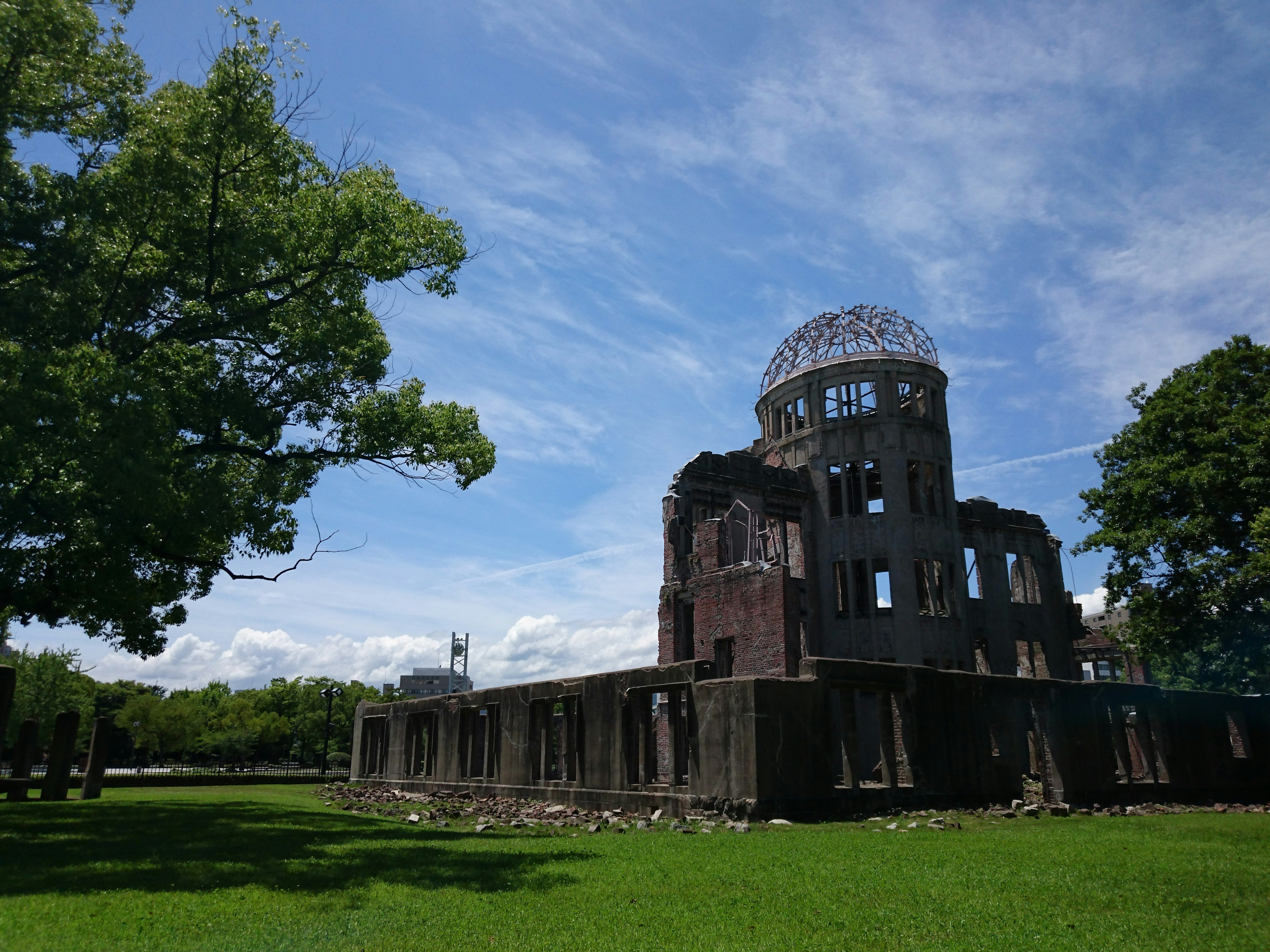 Friedensdenkmal Hiroshima und Landschaft unter blauem Himmel