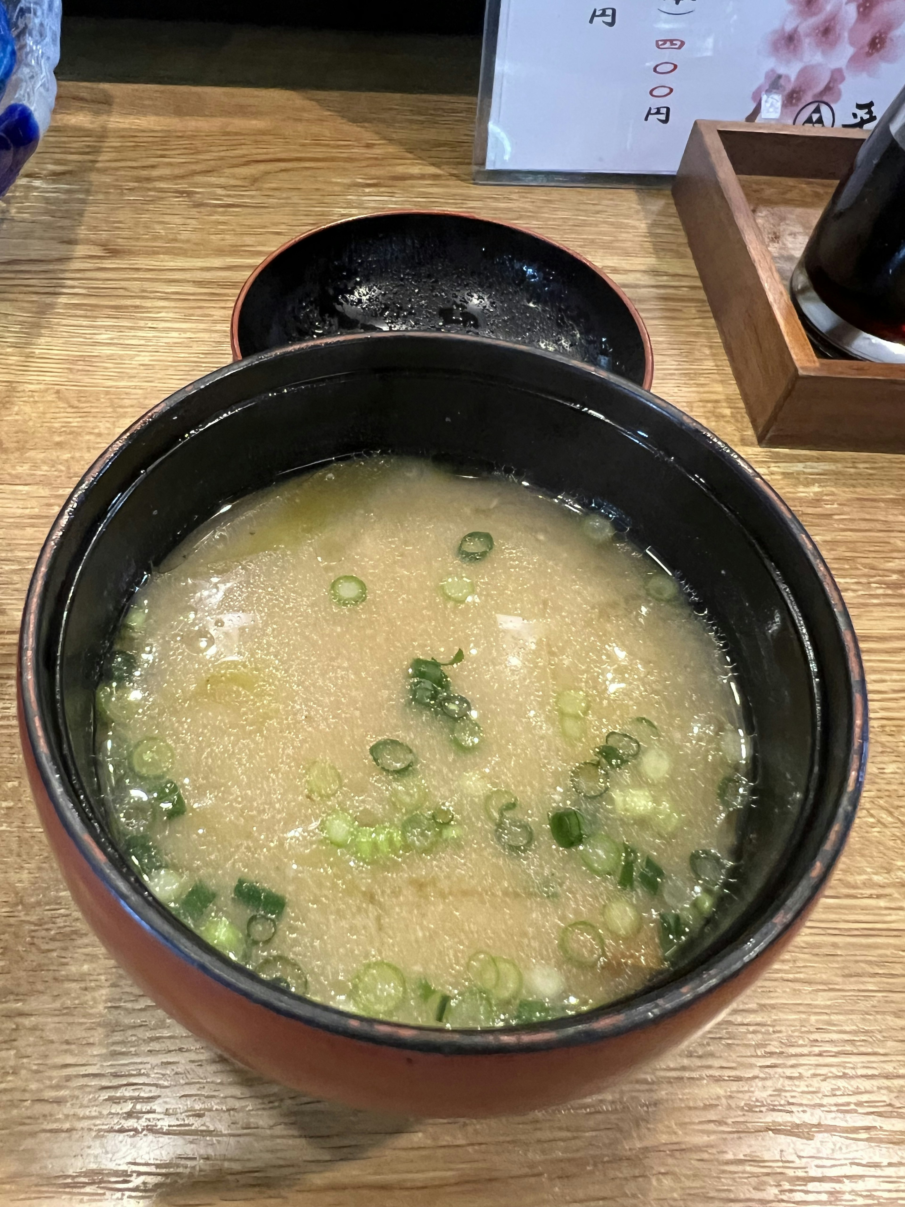 Schüssel mit Miso-Suppe und schwimmenden Frühlingszwiebeln