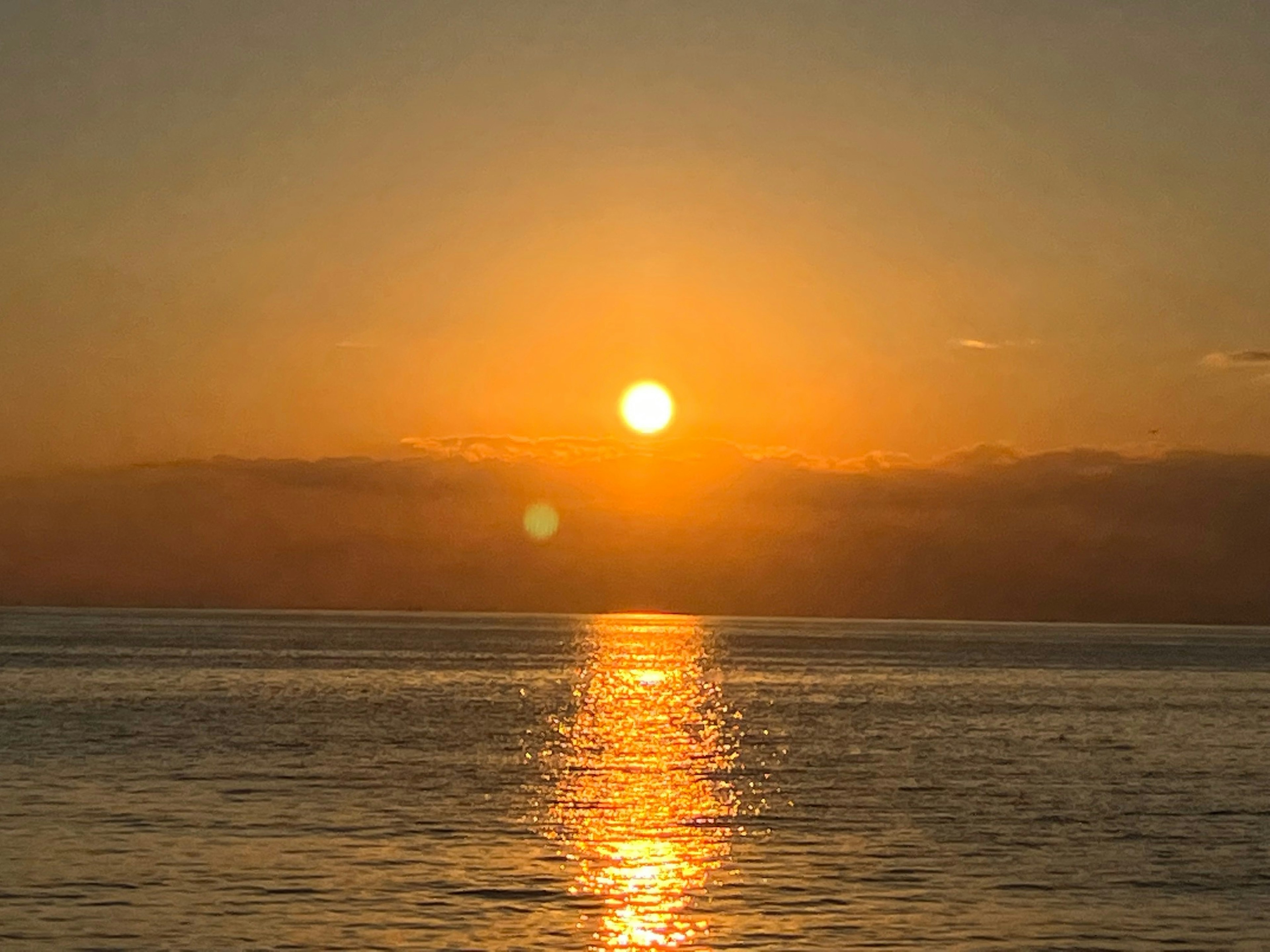 Magnifique coucher de soleil sur l'océan avec des reflets sur l'eau