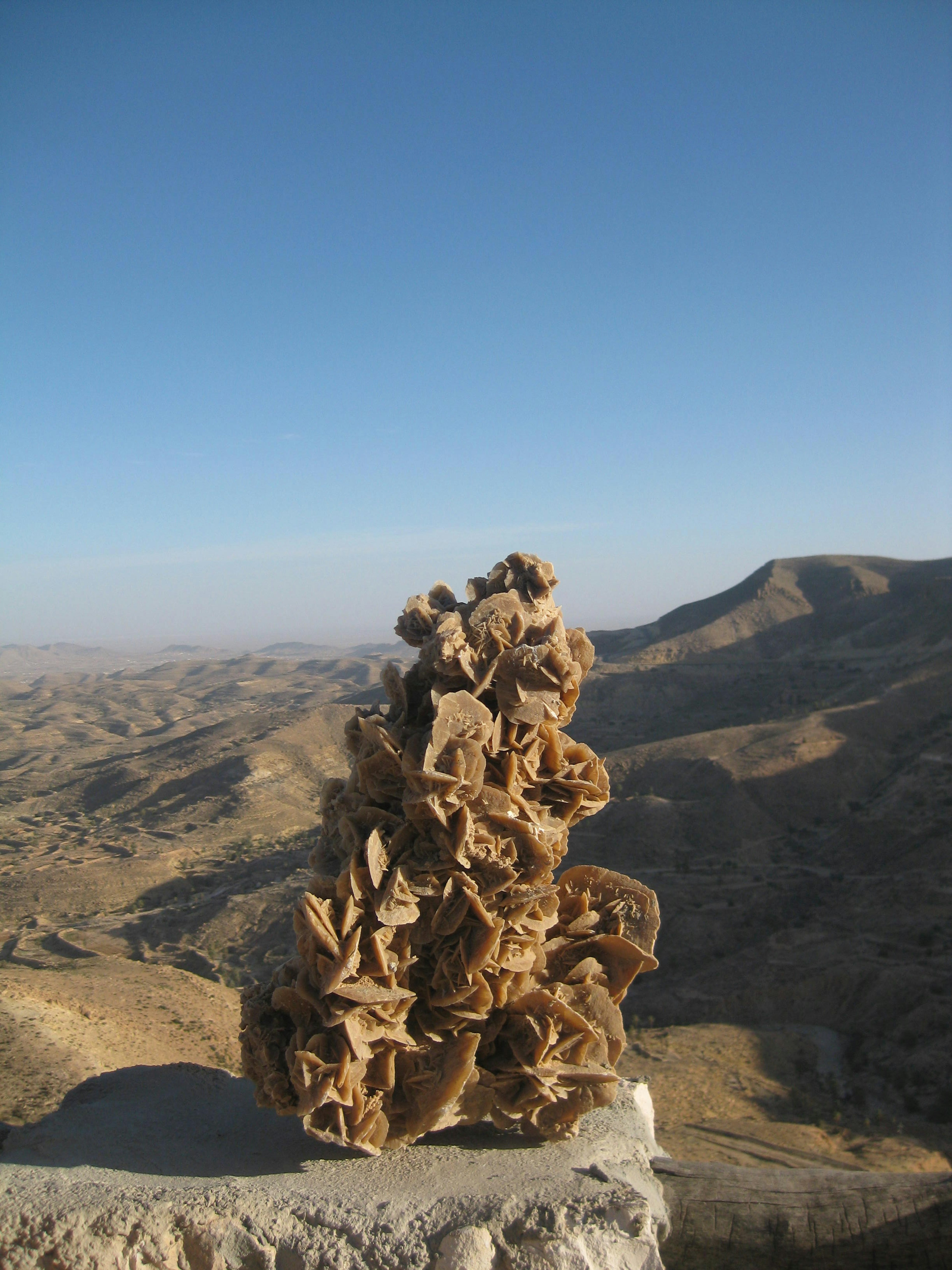 Formación rocosa única contra un paisaje montañoso