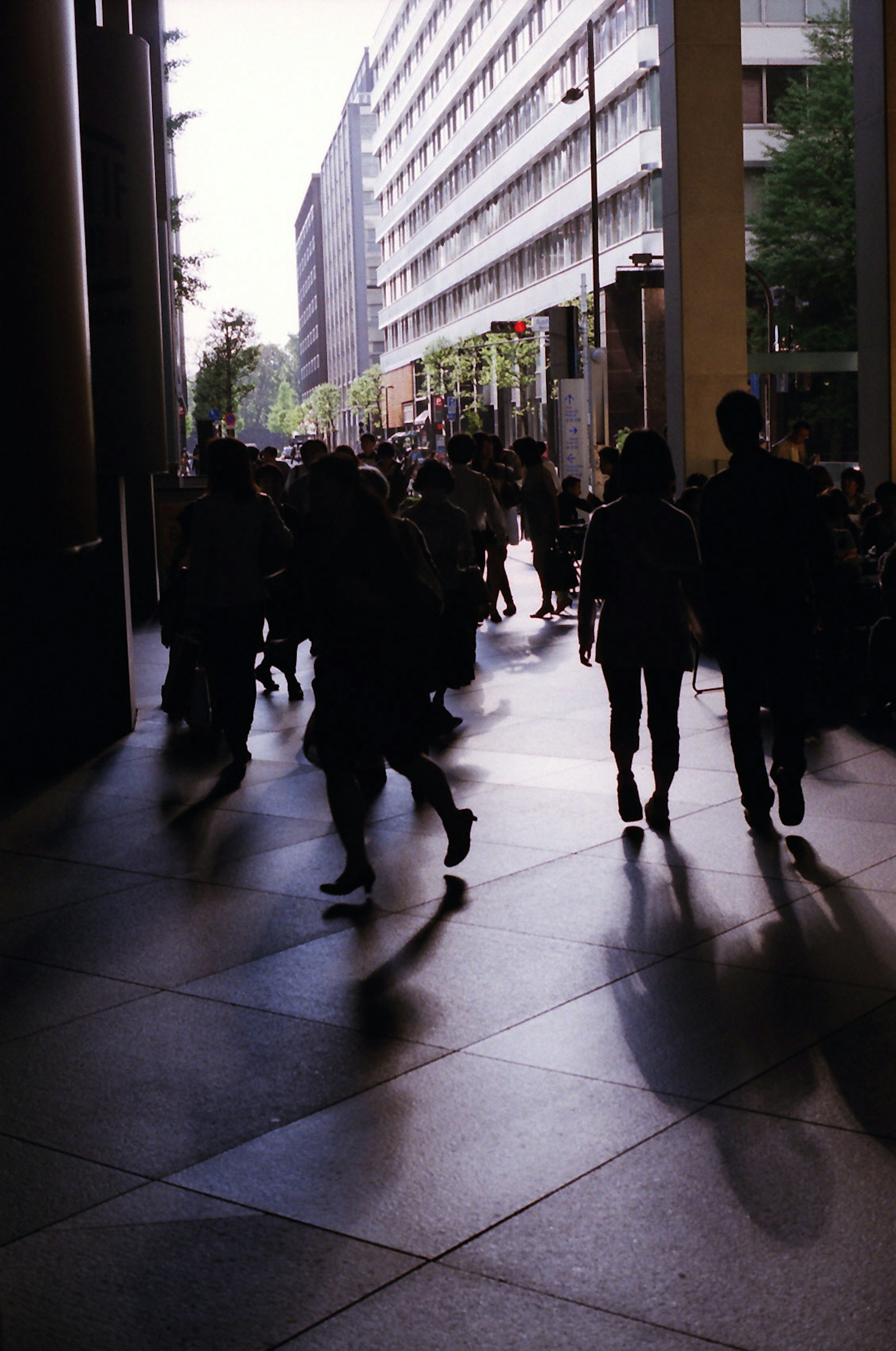 Silhouettes de personnes marchant dans une rue urbaine