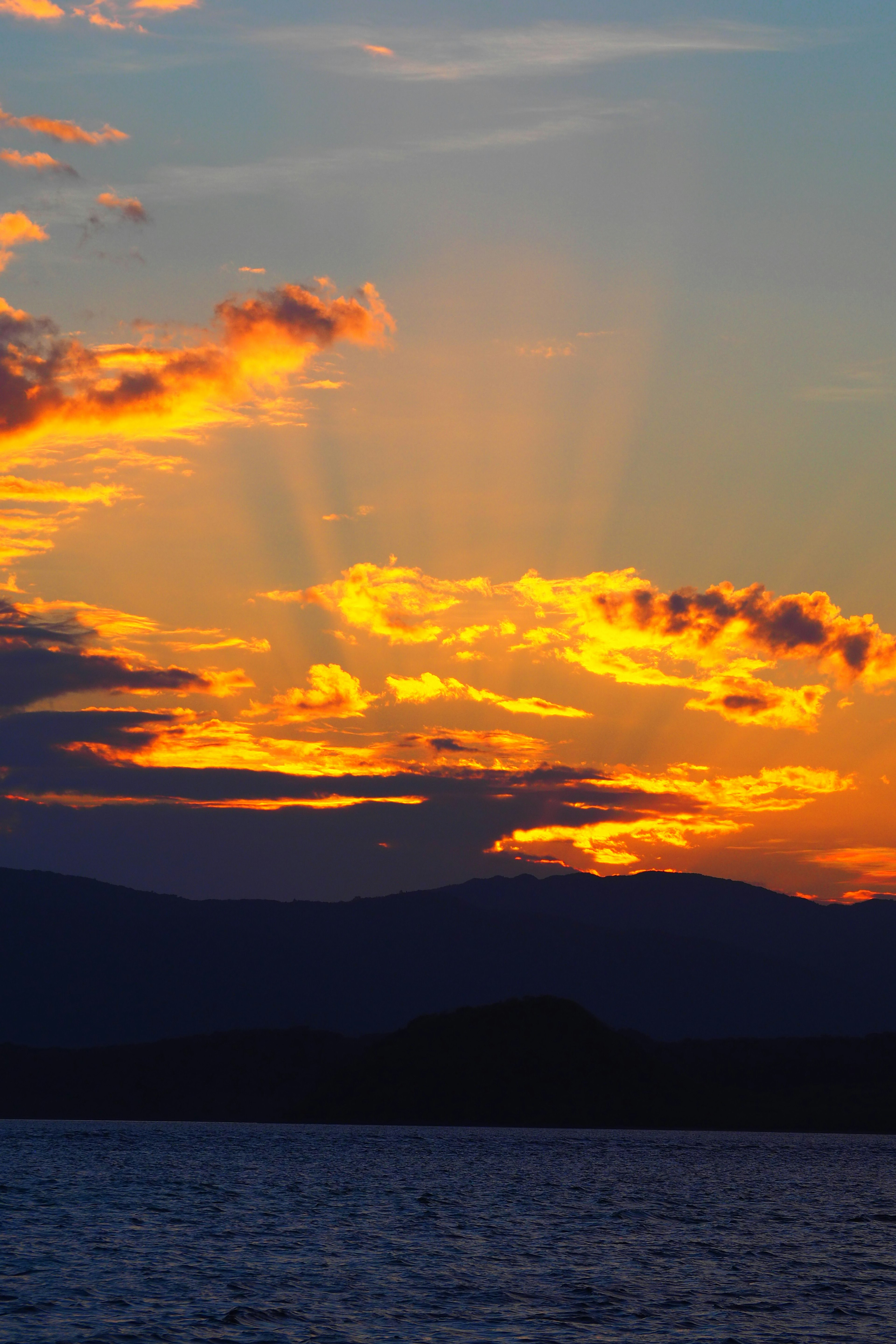 美しい夕焼けの空と山々のシルエット