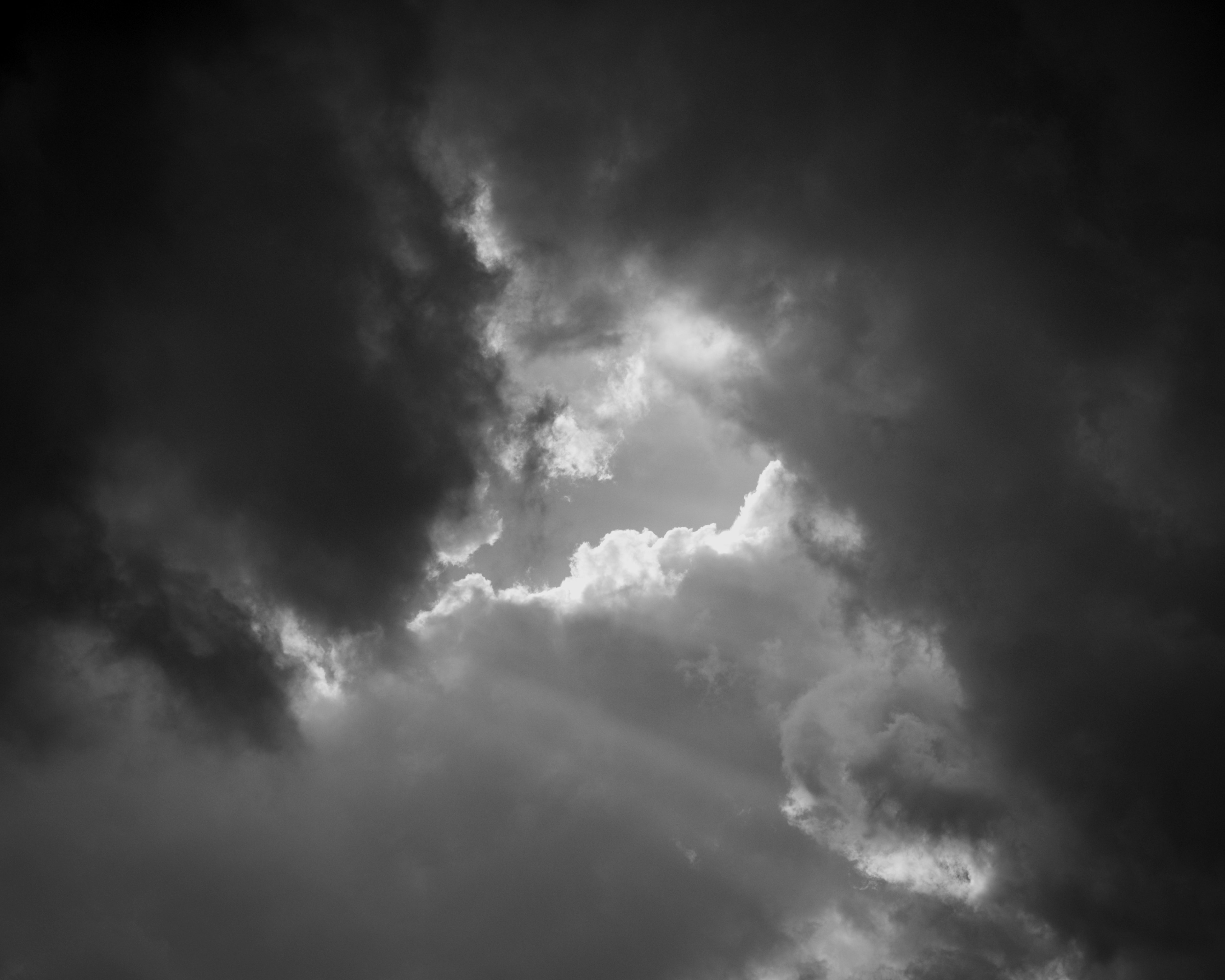 Lumière perçant à travers des nuages sombres