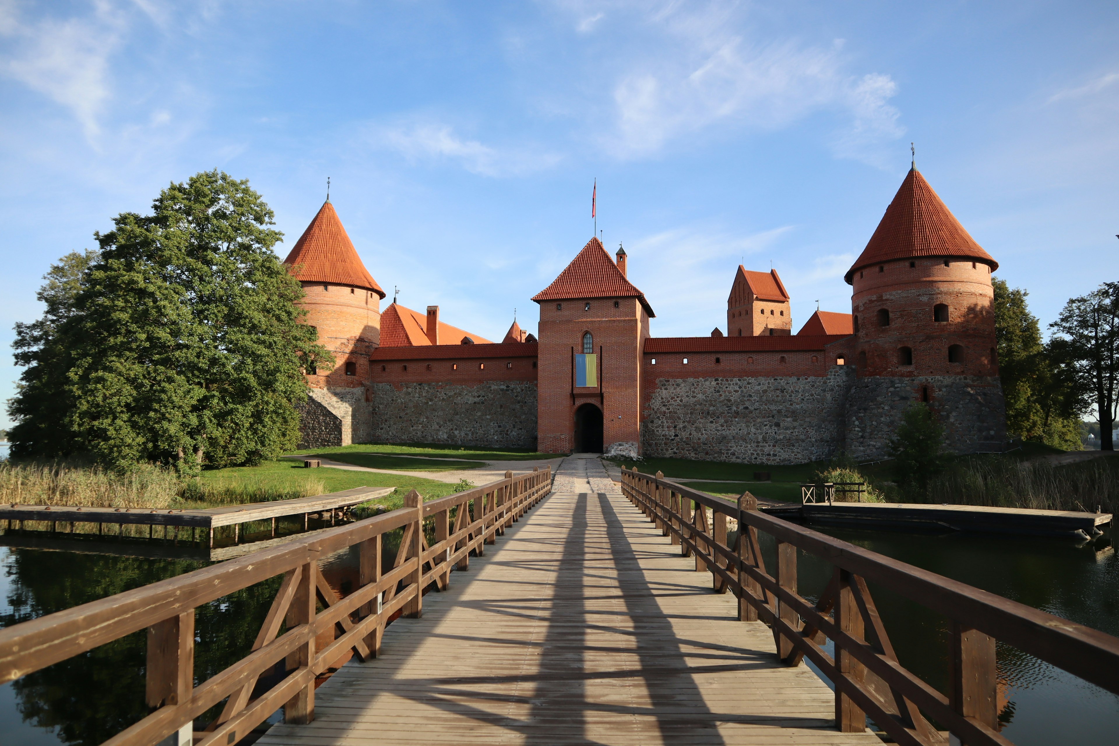 Malerscher Blick auf ein mittelalterliches Schloss mit roten Dächern und Türmen