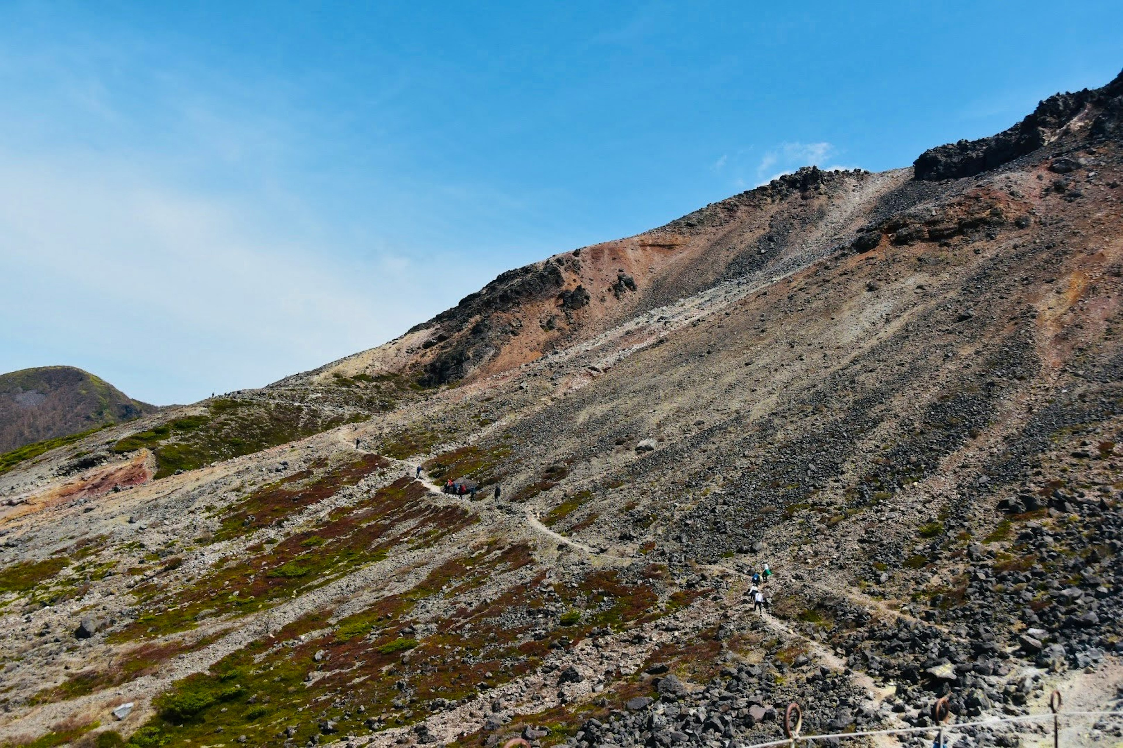 山の斜面と登山道が見える風景