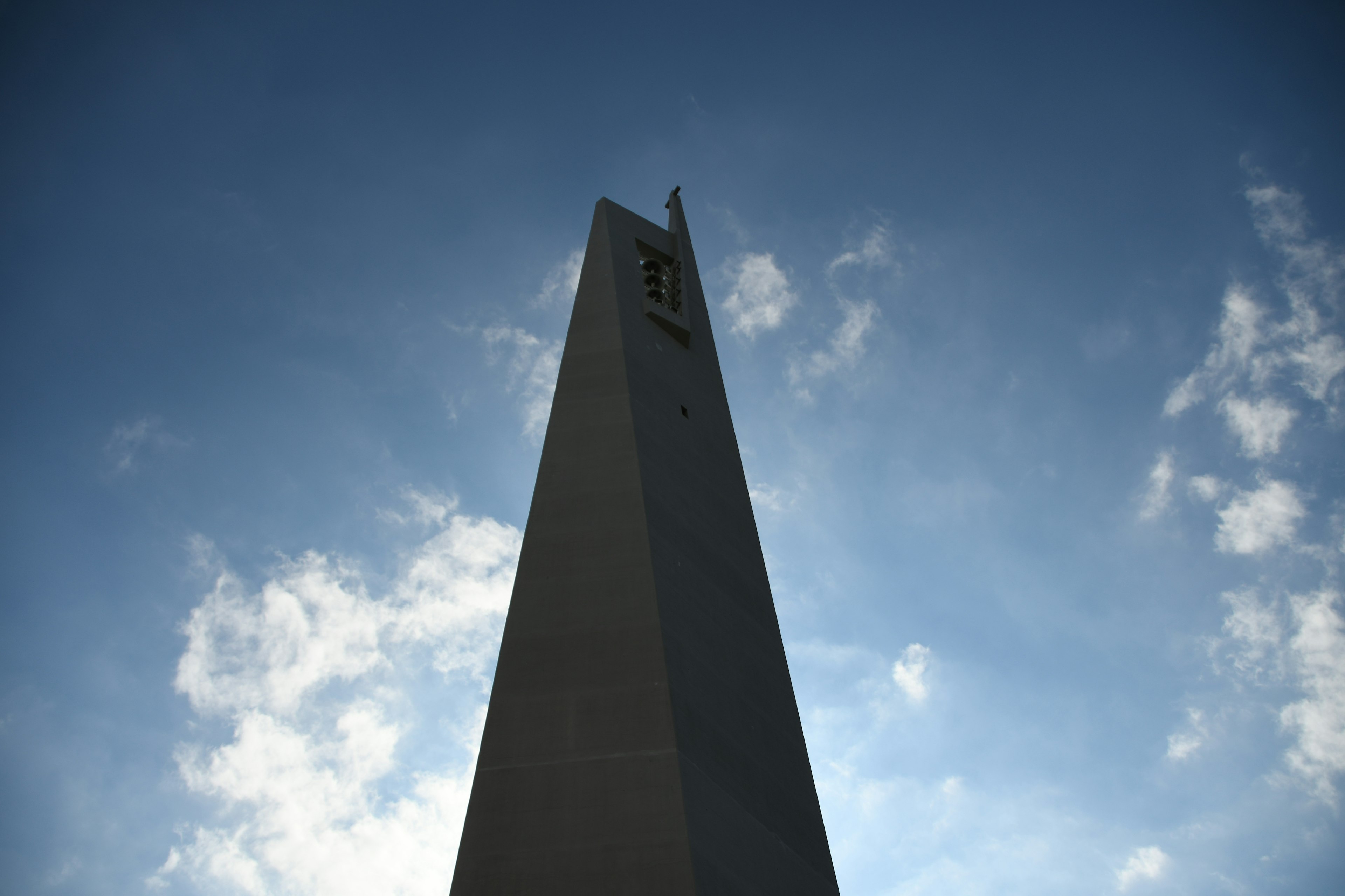 Monumento alto contro un cielo blu