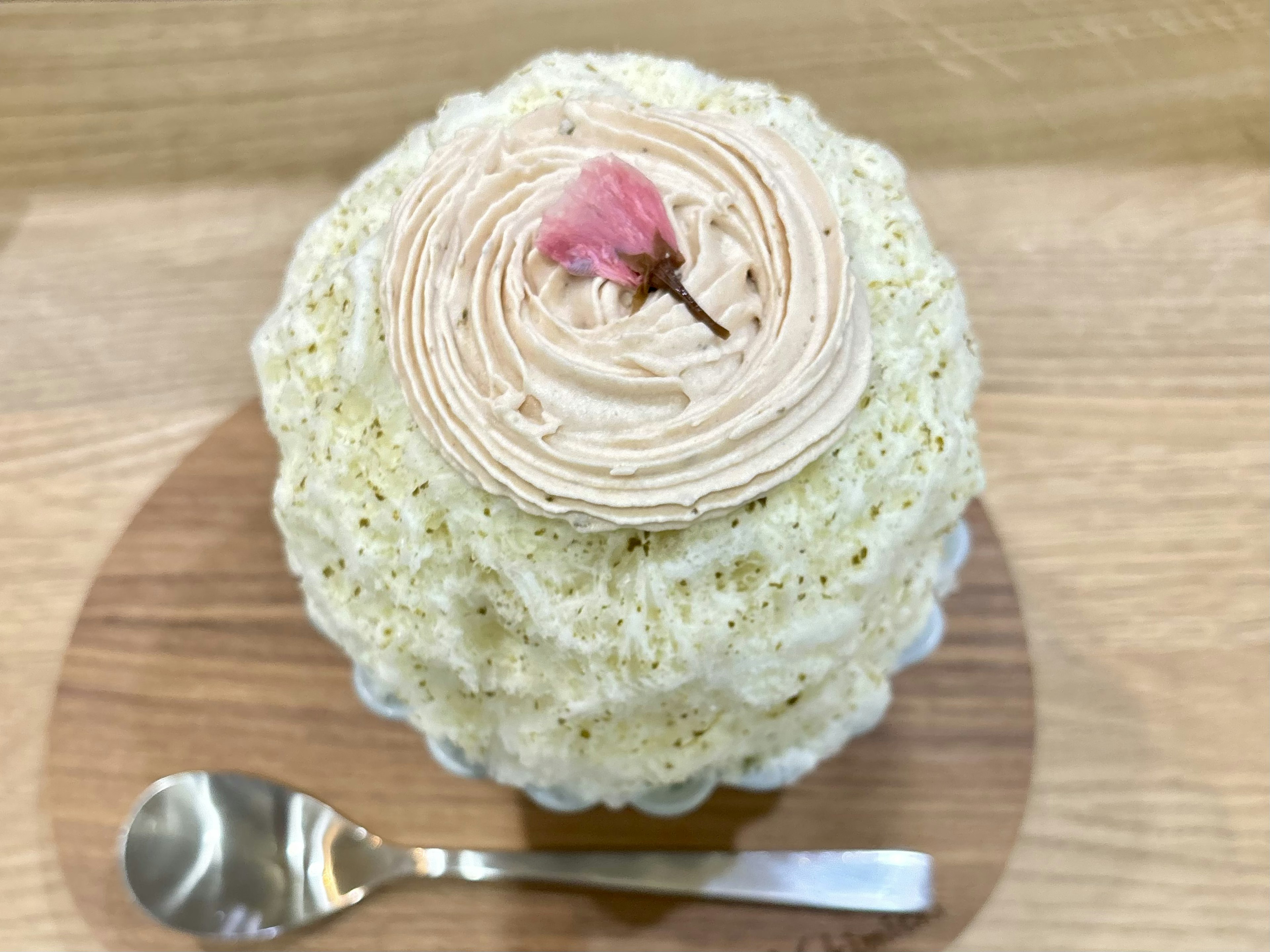 美しい桜の花のトッピングがあるクリーミーなケーキ