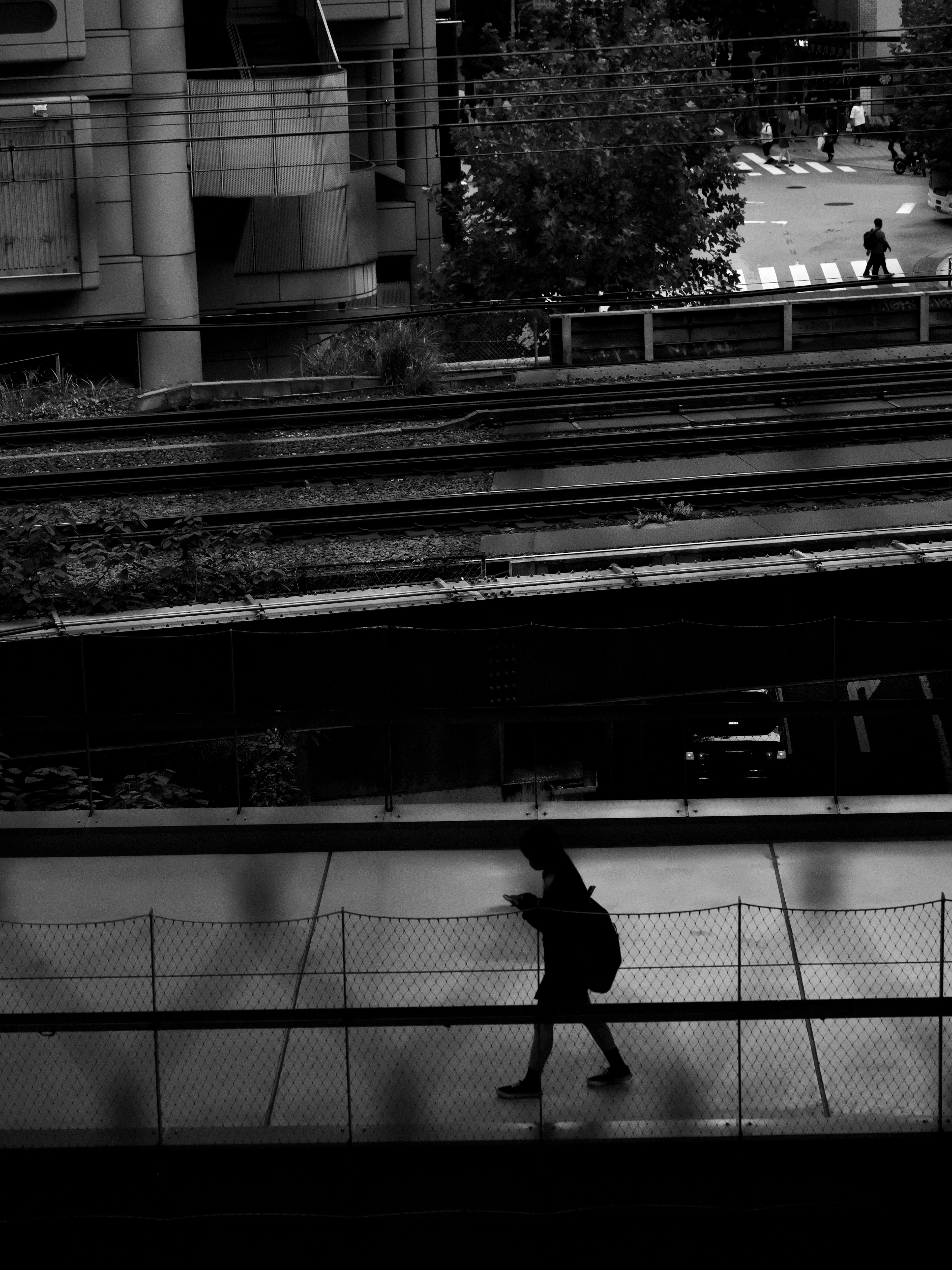 Silhouette che cammina in un paesaggio urbano in bianco e nero