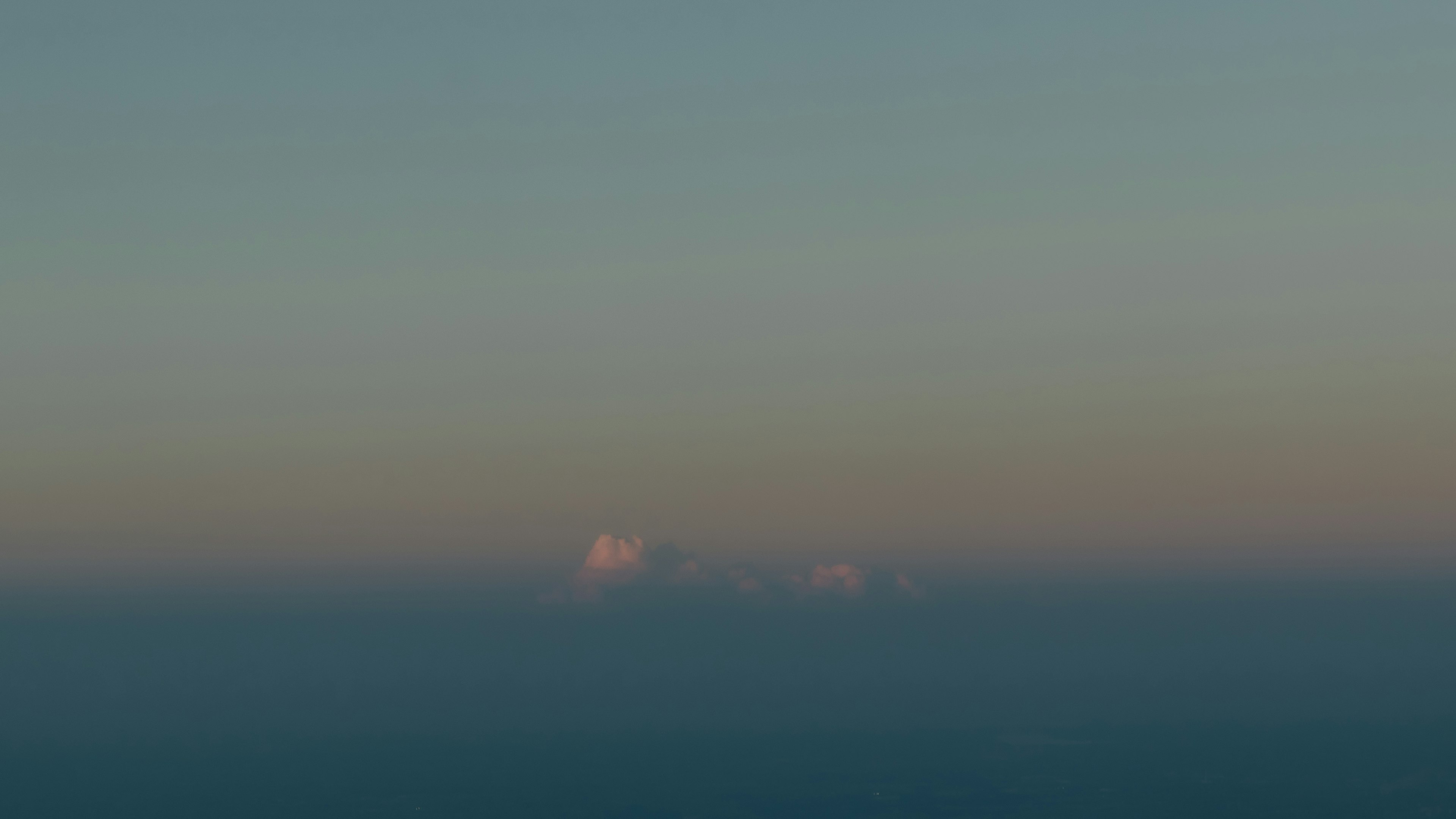 Horizon flou entre la mer et le ciel avec des nuages lointains