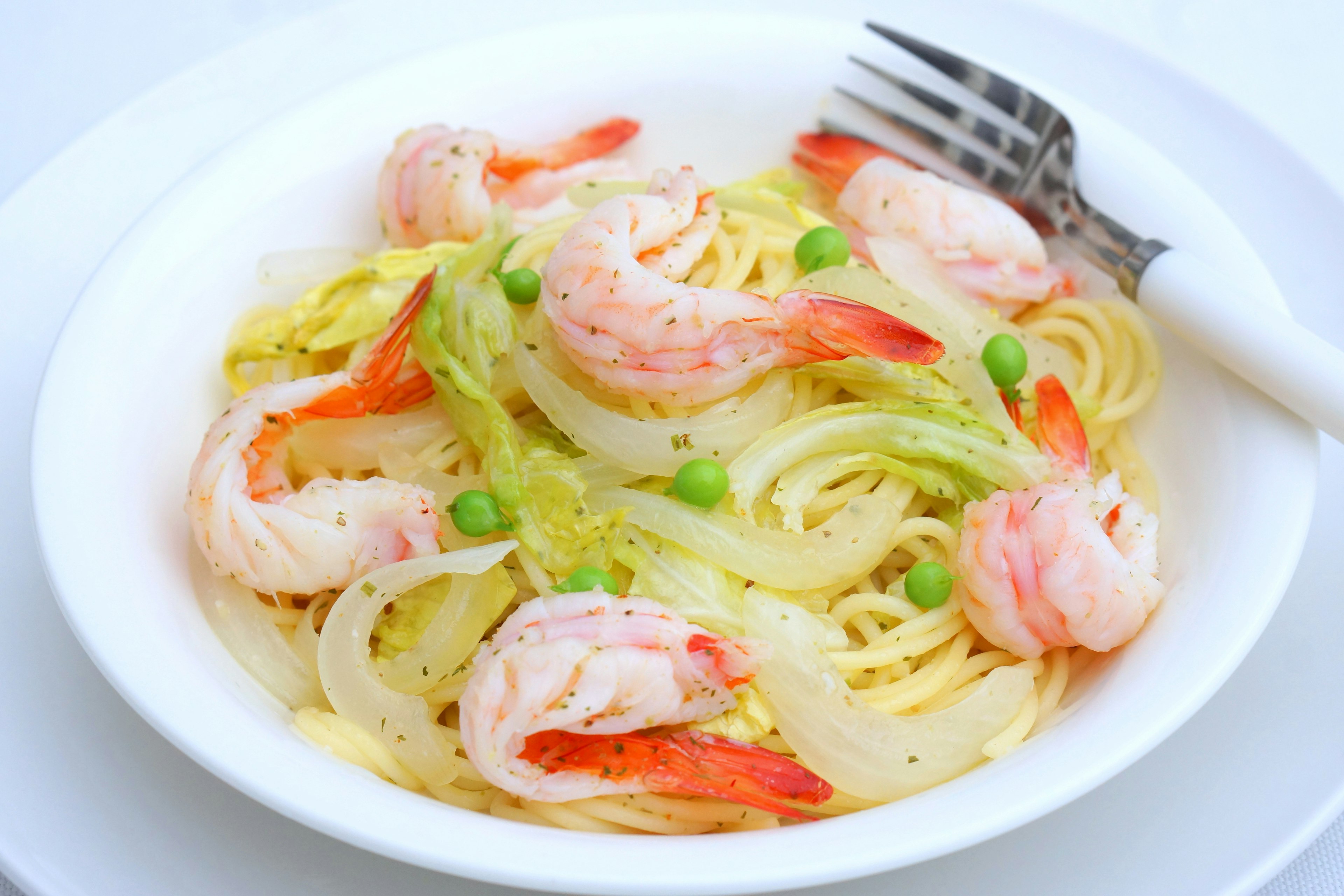 Piatto di pasta con gamberi e verdure