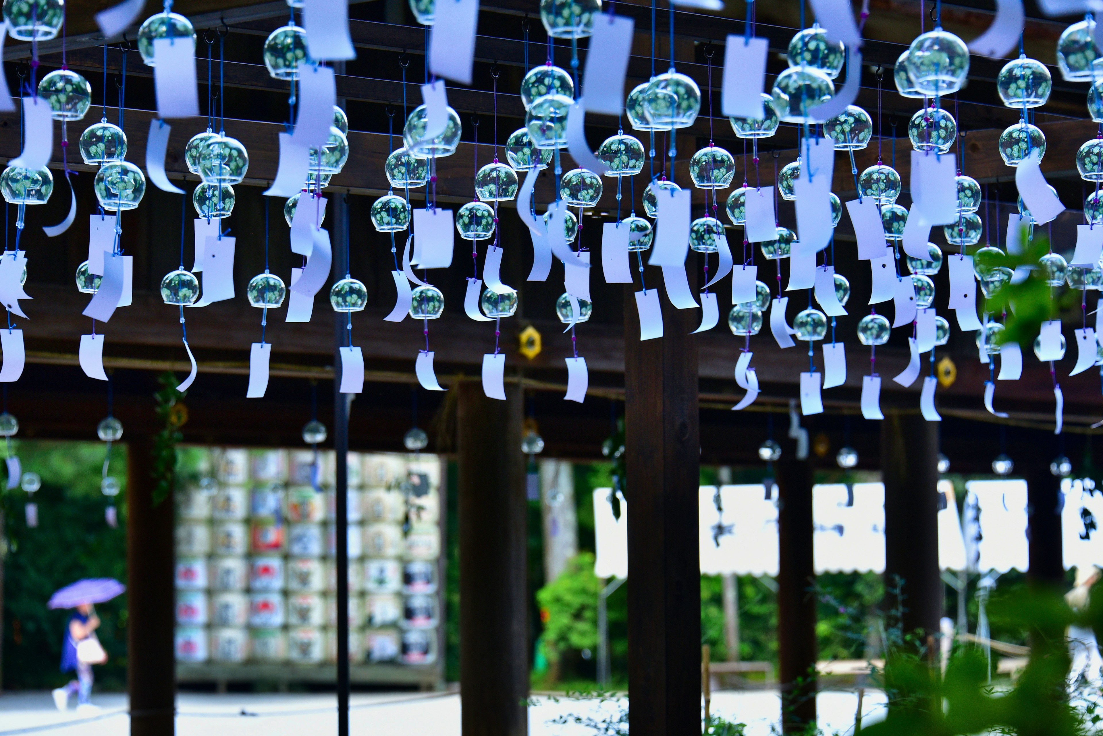 Une exposition sereine de cloches à vent et de bandes de papier blanches suspendues