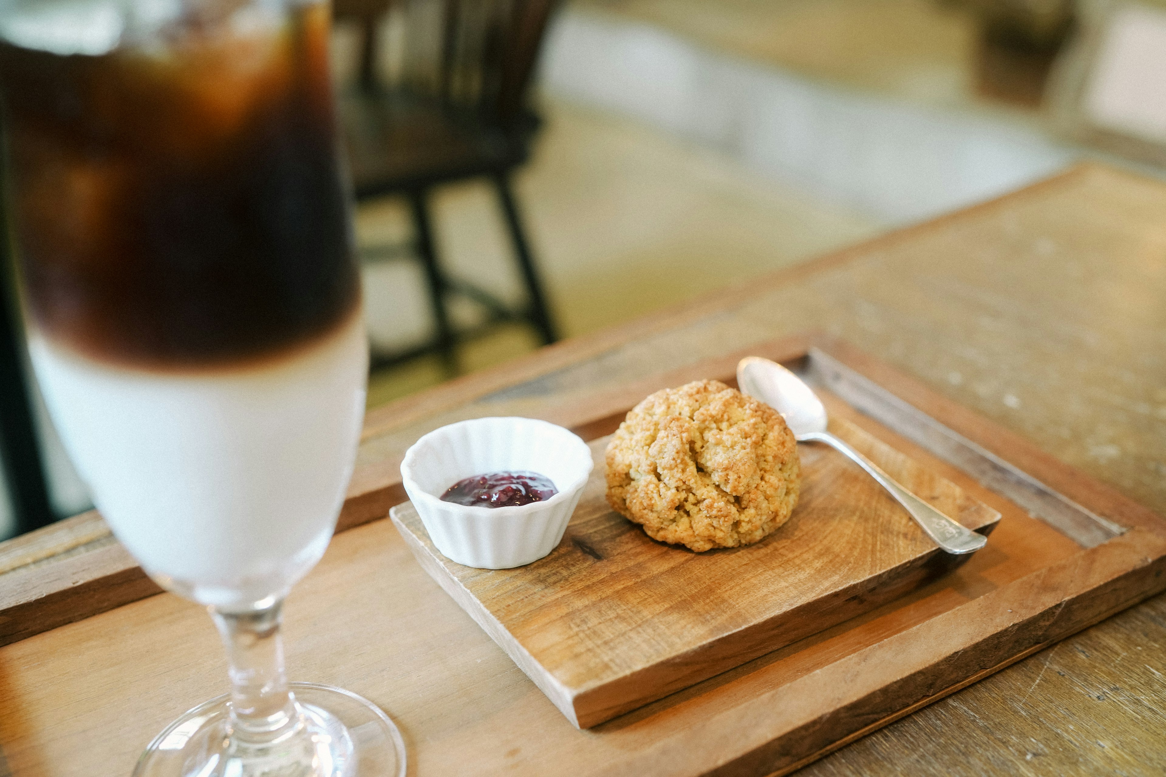 Kopi es dan kue disajikan di atas nampan kayu