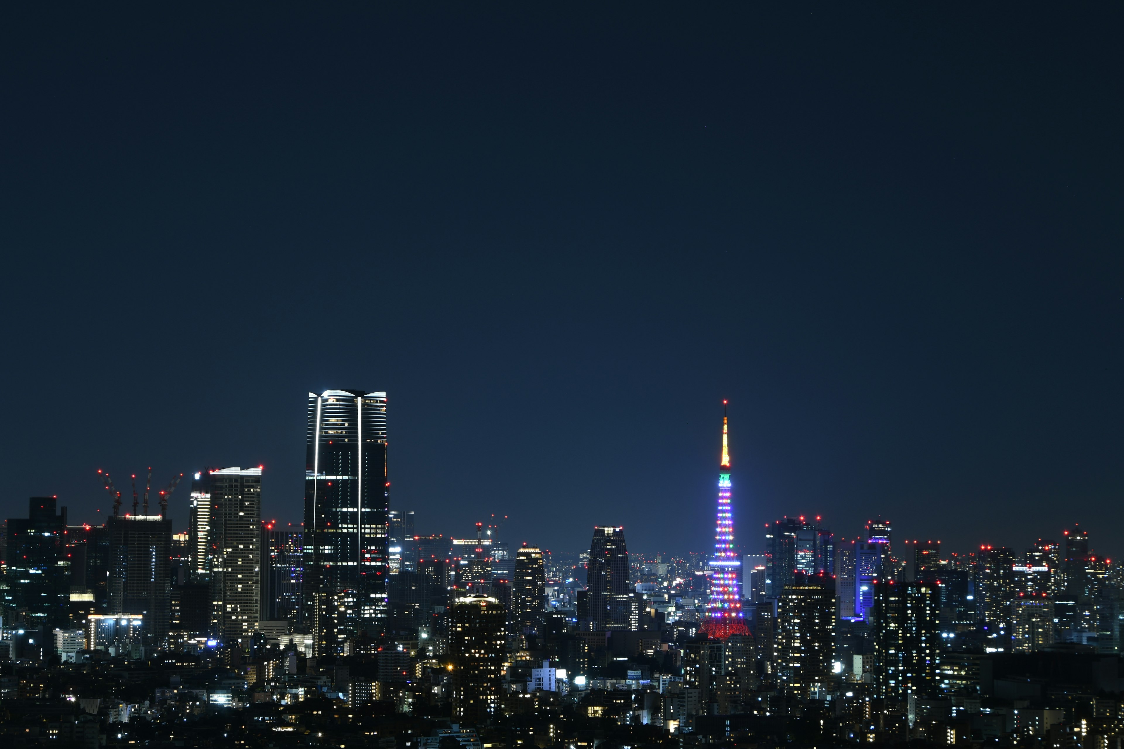 東京タワーが美しくライトアップされた夜景のパノラマ