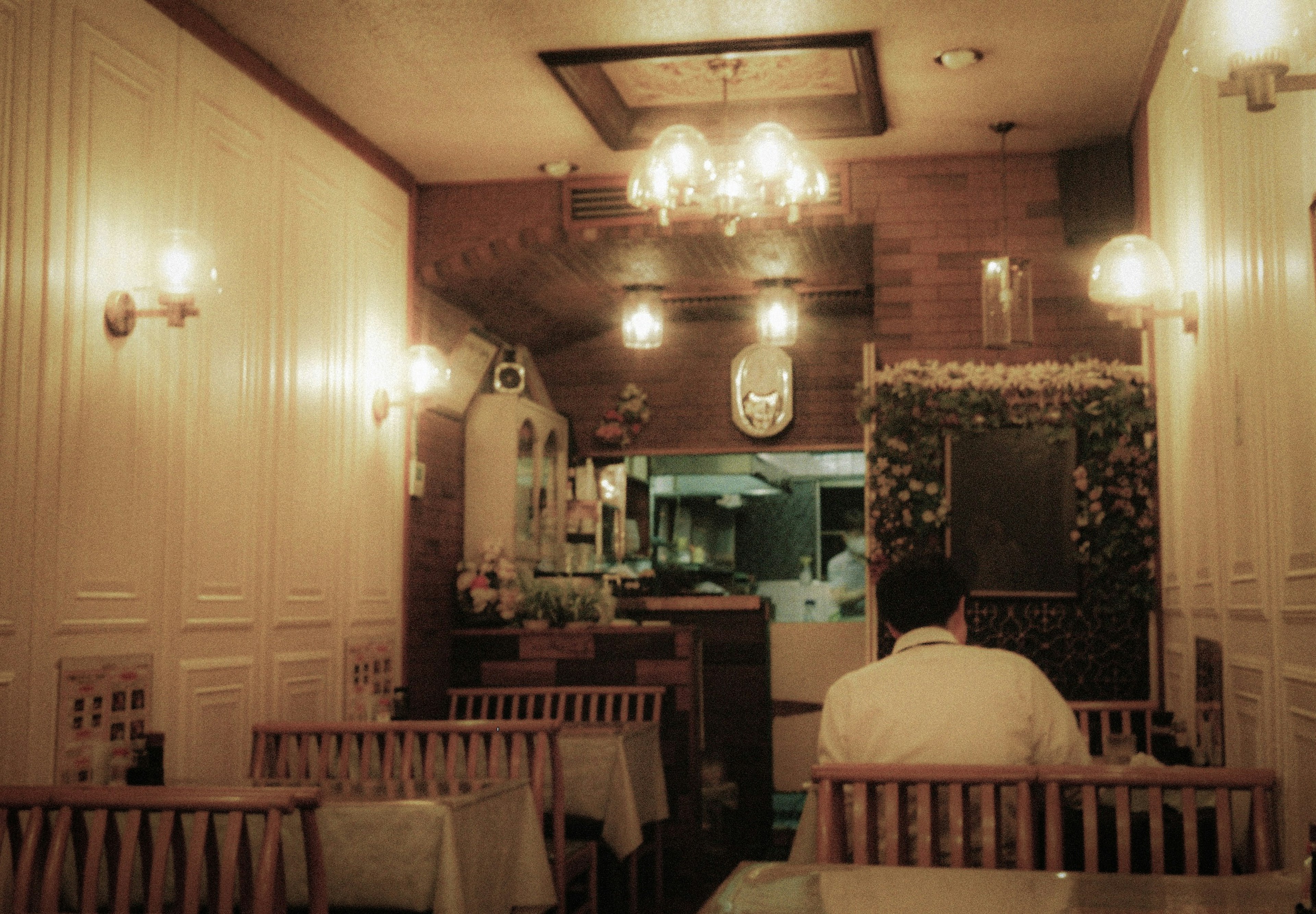 Interior de restaurante acogedor con iluminación cálida y decoración de madera