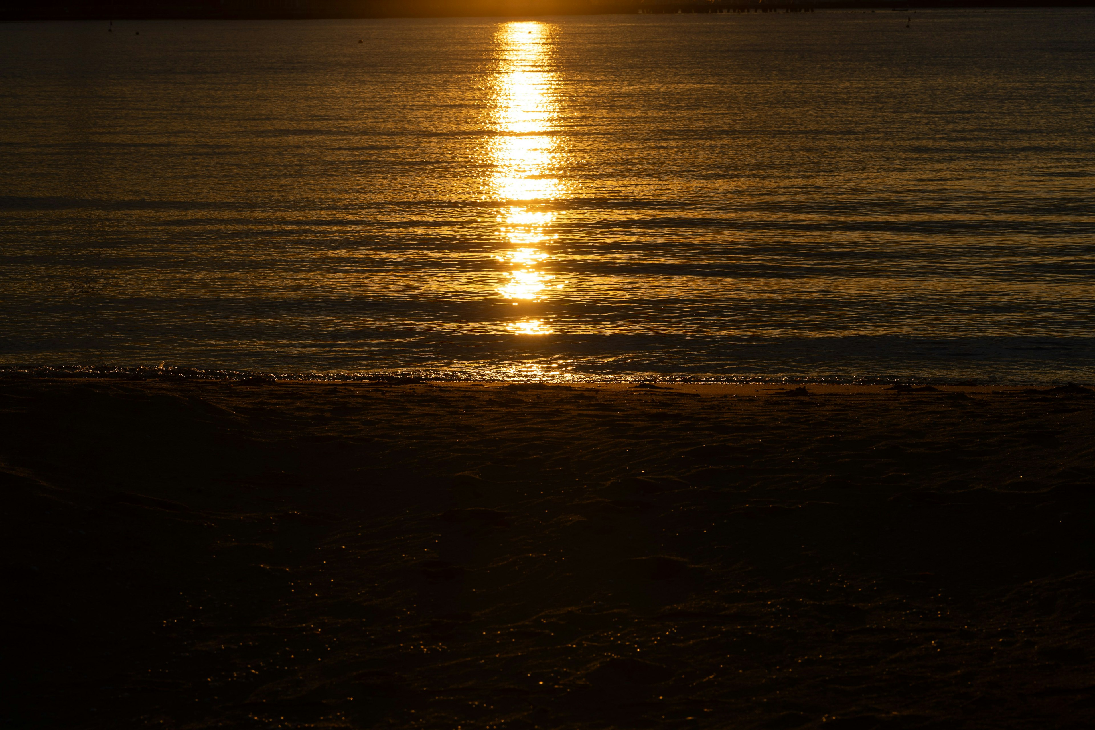 夕日が海に反射する美しい風景