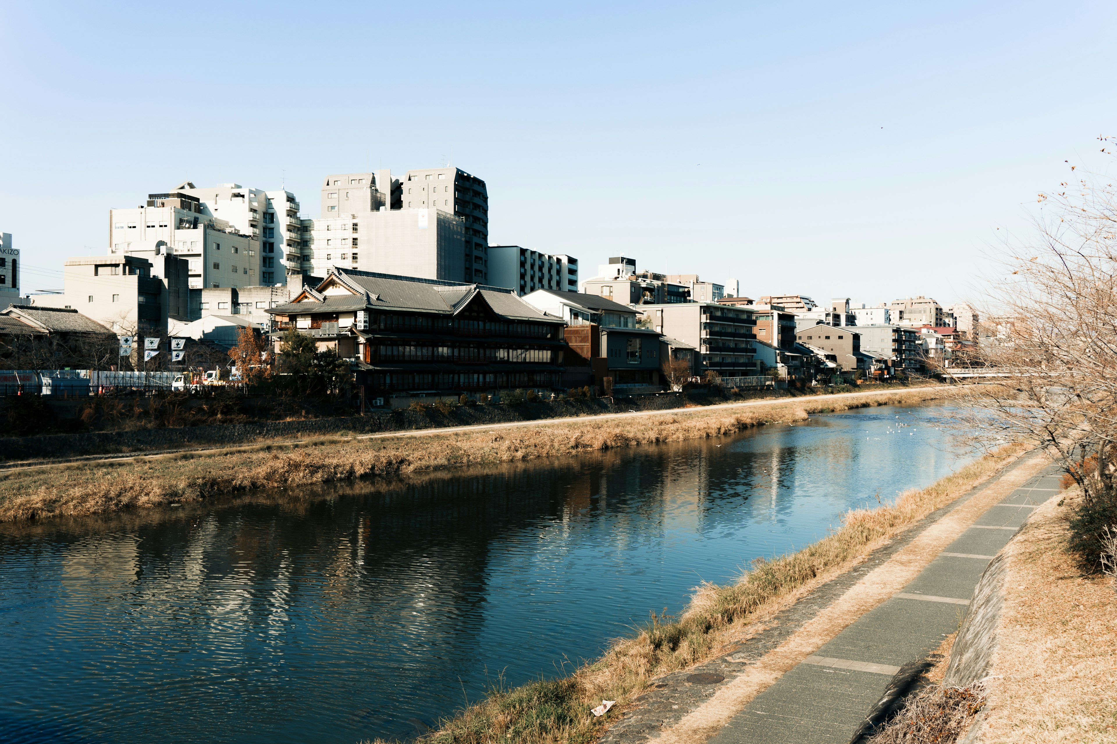 Paisaje urbano a lo largo de un río con edificios y caminos