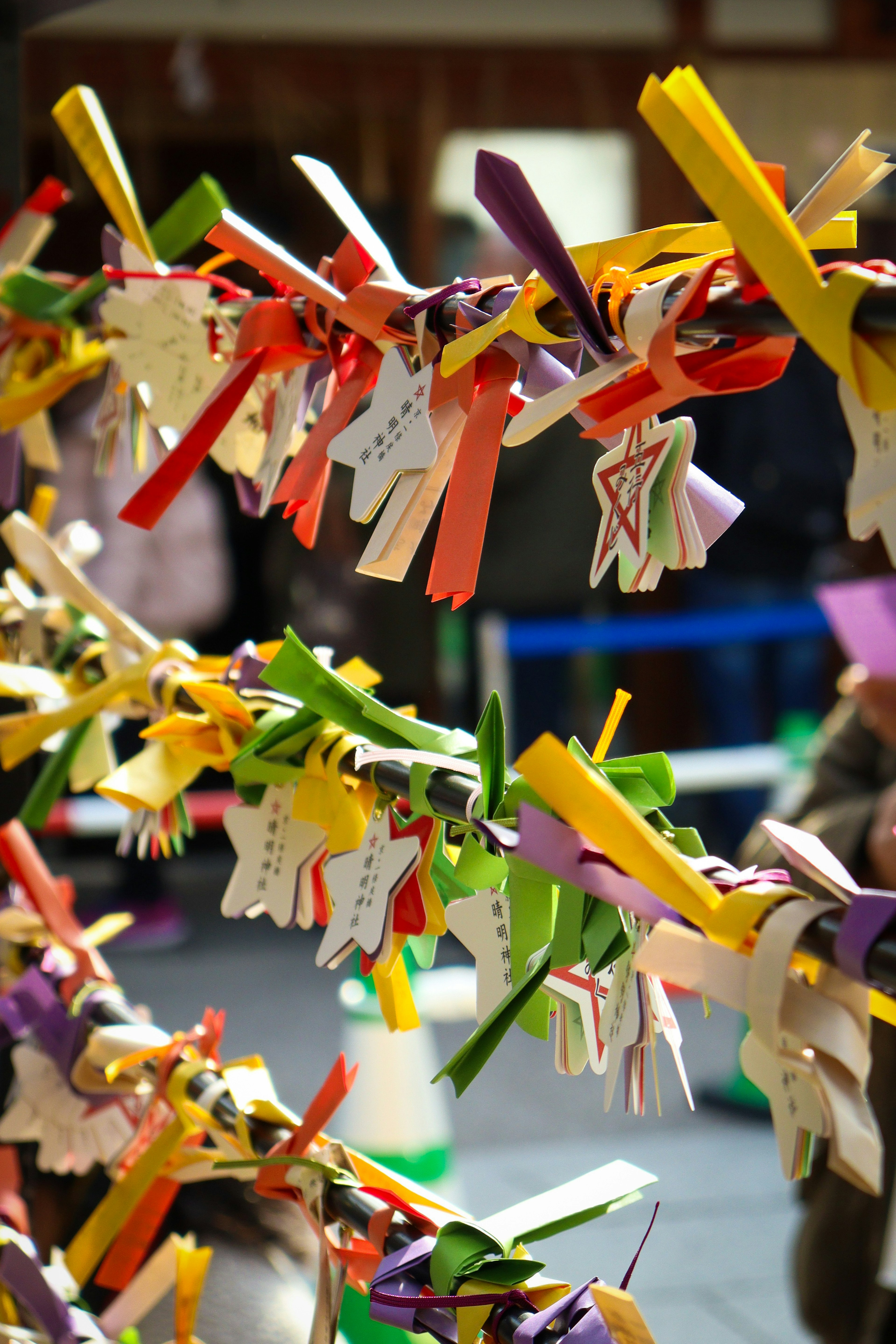 Decoraciones de papel colorido colgando en un entorno de festival tradicional