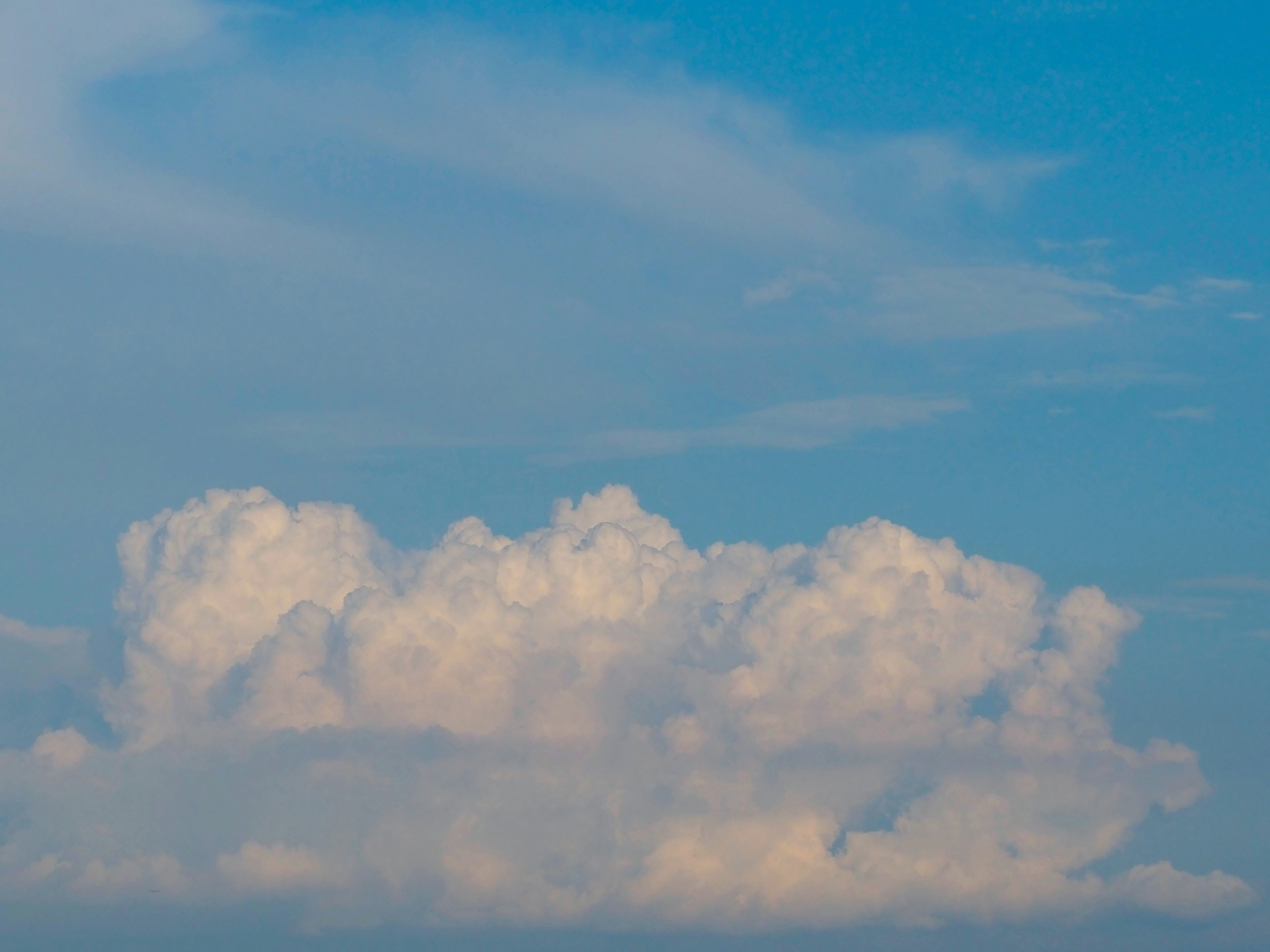 Nuages blancs moelleux sur un ciel bleu lumineux