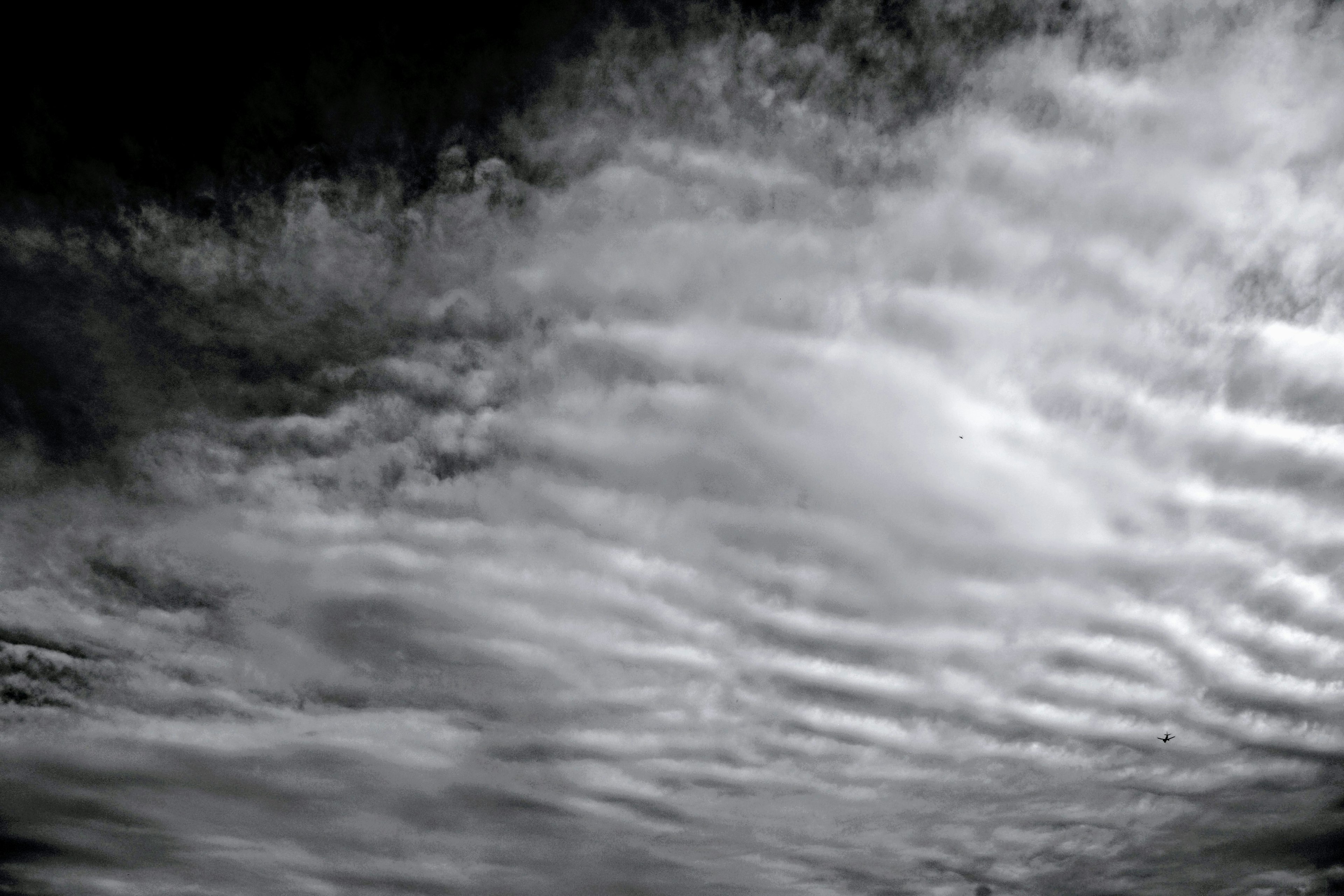 Patrón de nubes blancas en un cielo oscuro