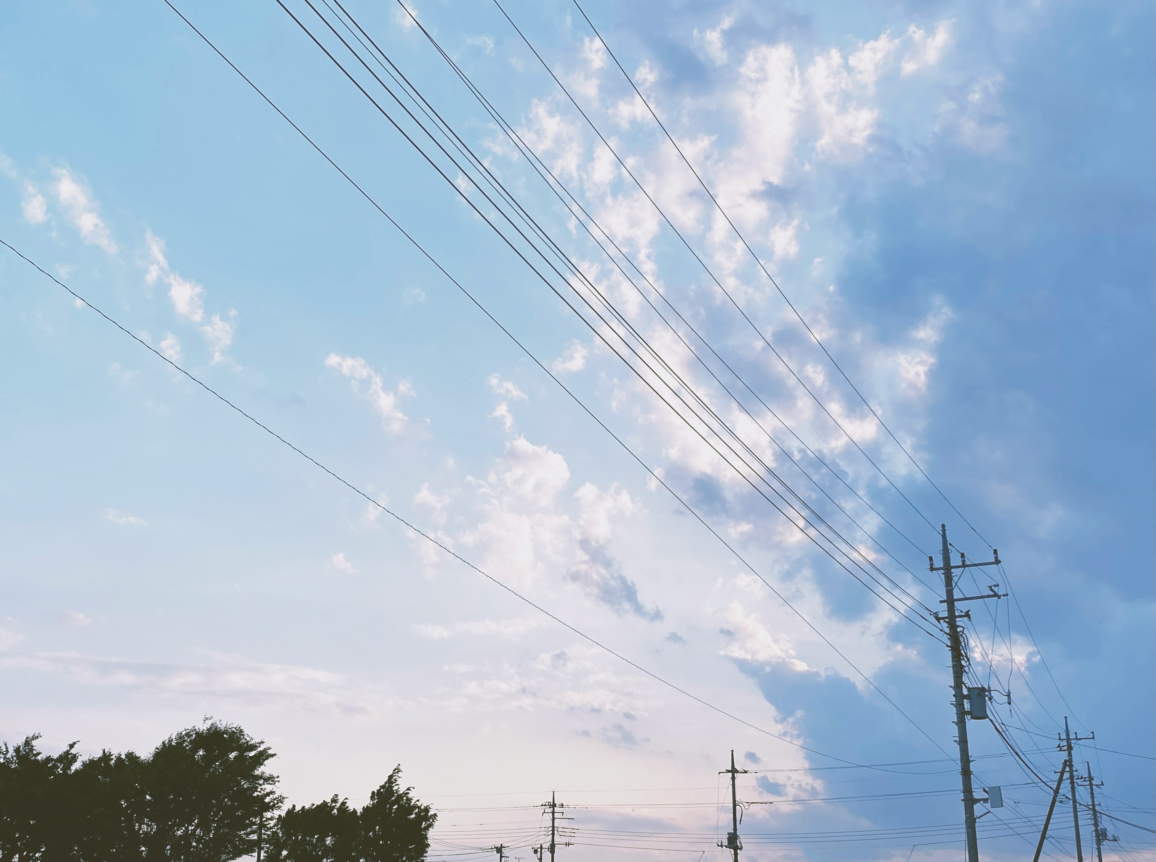 Ciel avec des nuages et des lignes électriques