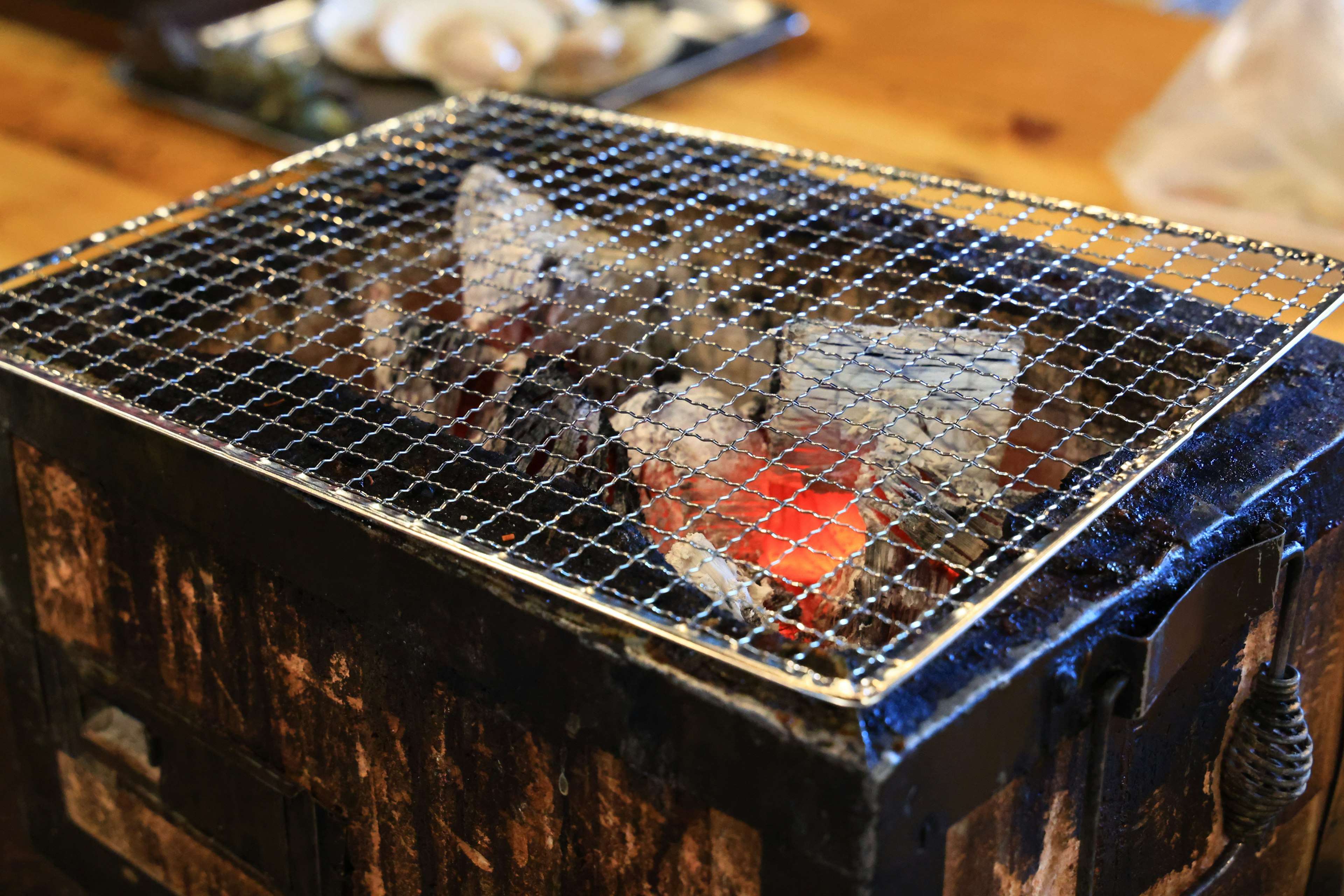 Gegrillter Fisch und Muscheln auf einem Kohlegrill