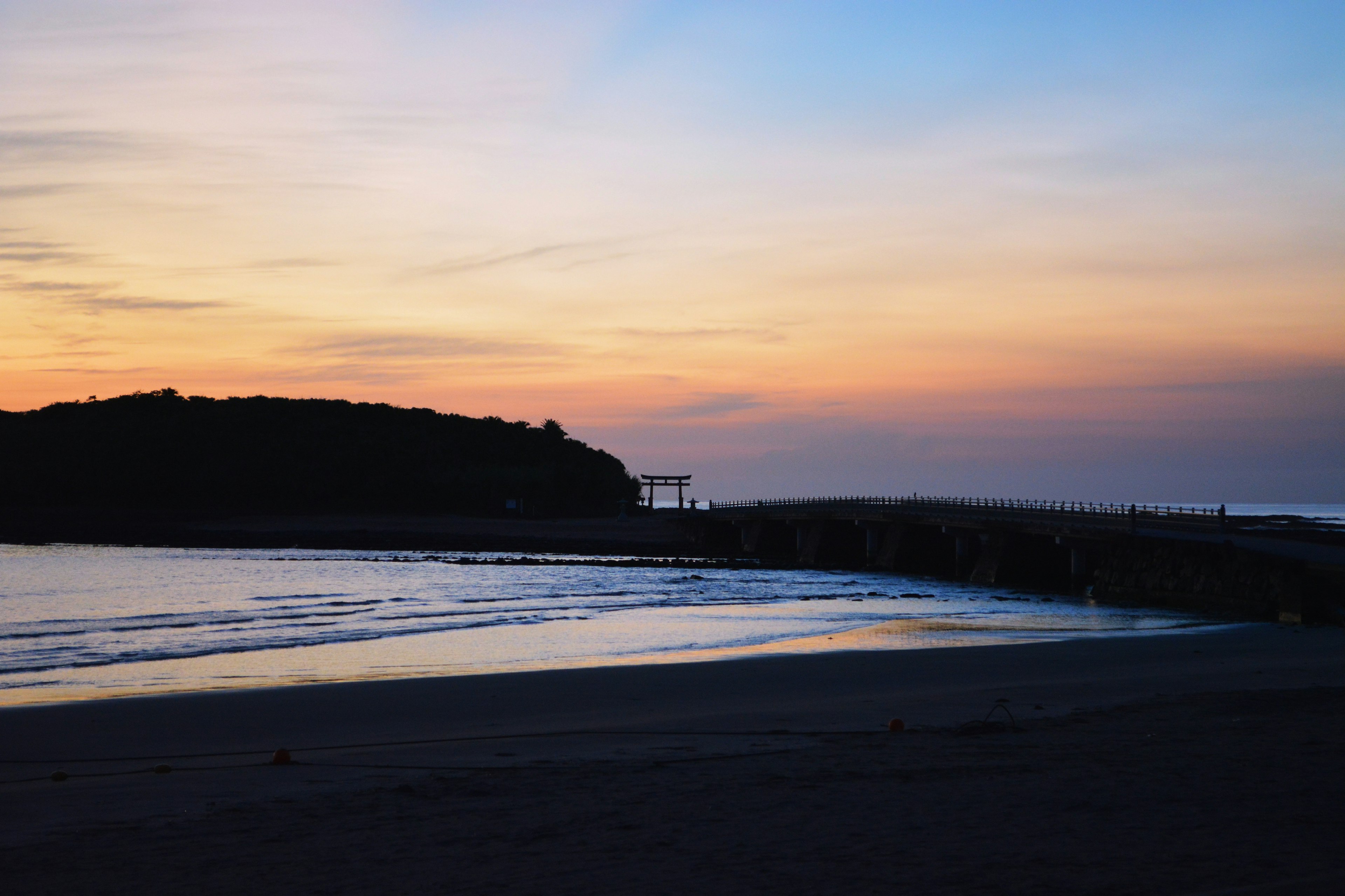 Coucher de soleil sur la côte avec des vagues calmes