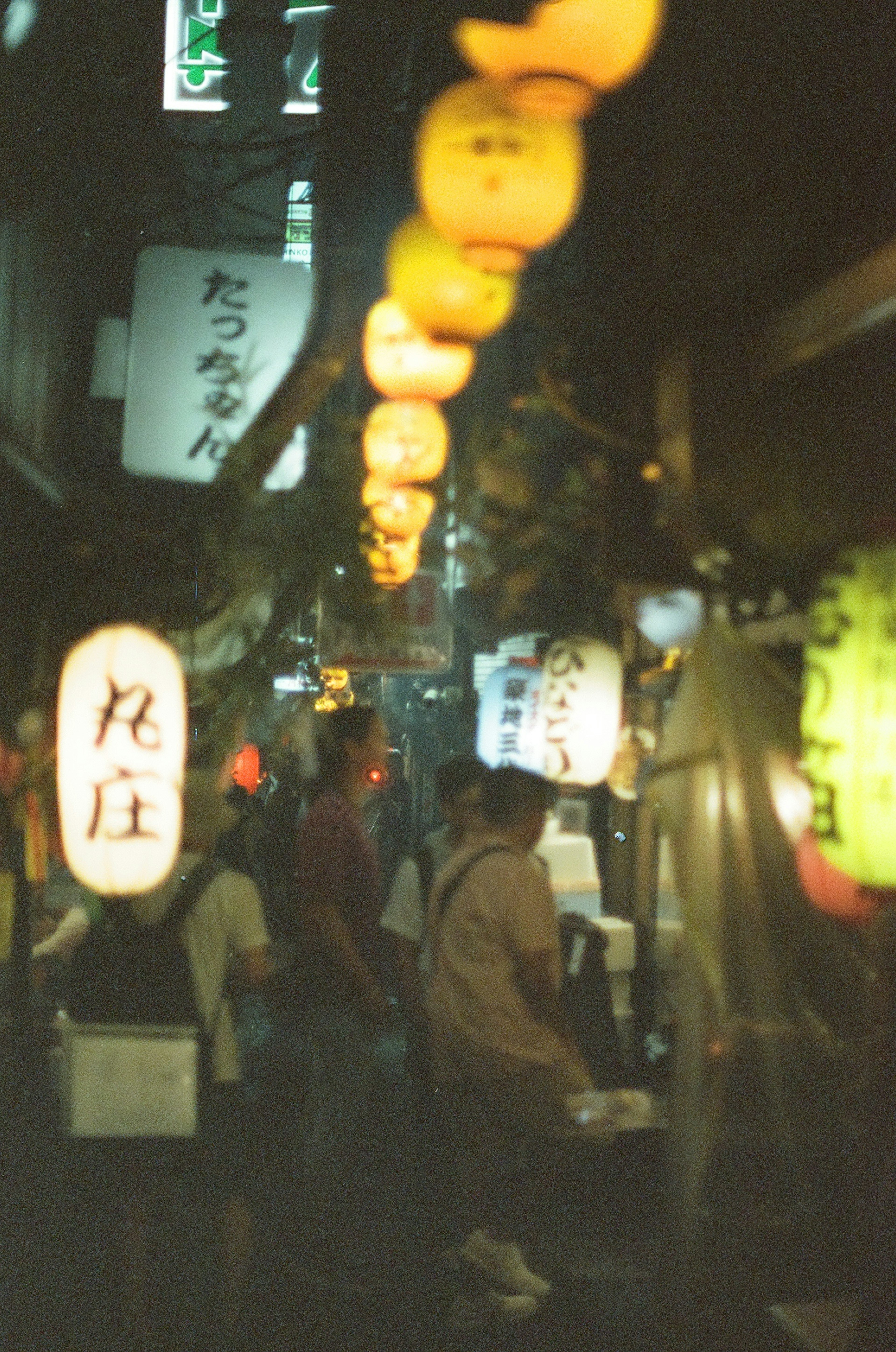 夜の街並みに並ぶ提灯と人々の賑わい