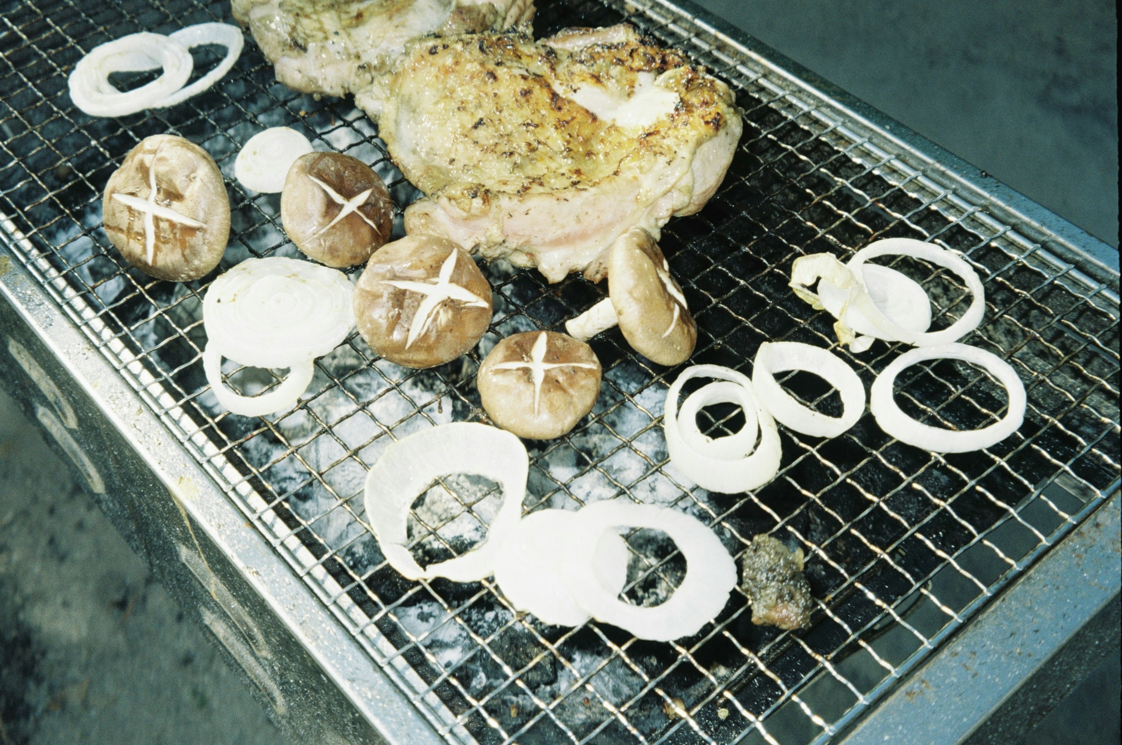 焼かれた肉と野菜がグリルの上に置かれている