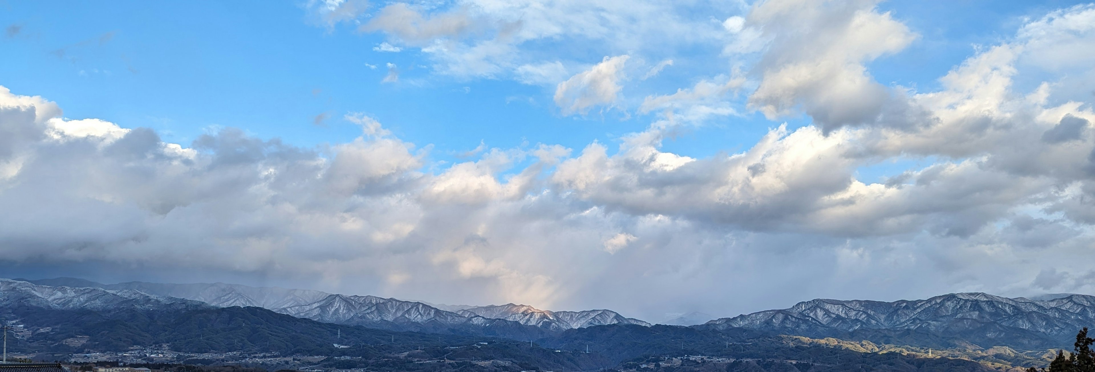 山景，藍天和散雲