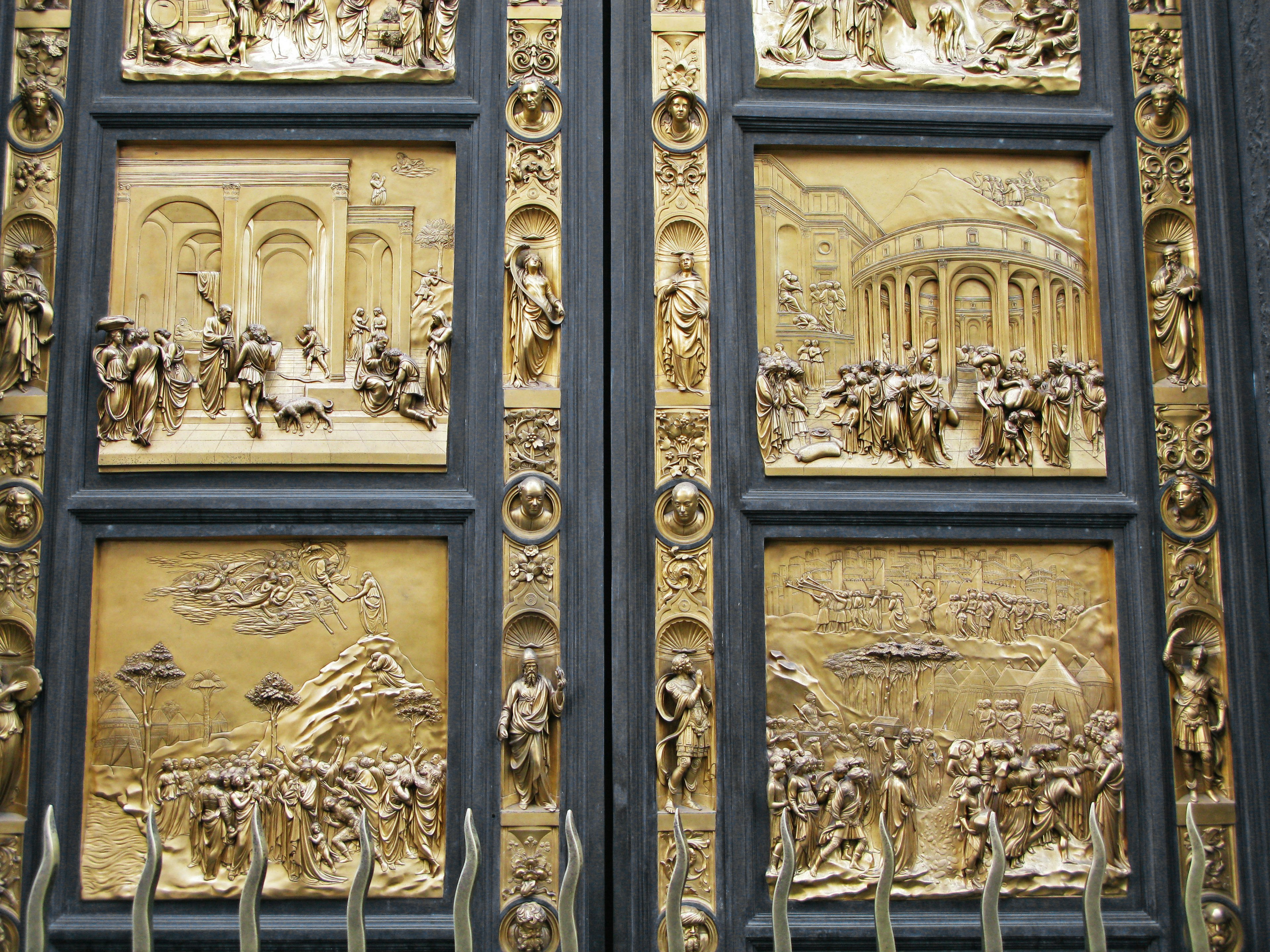 Puerta bellamente tallada con decoraciones doradas