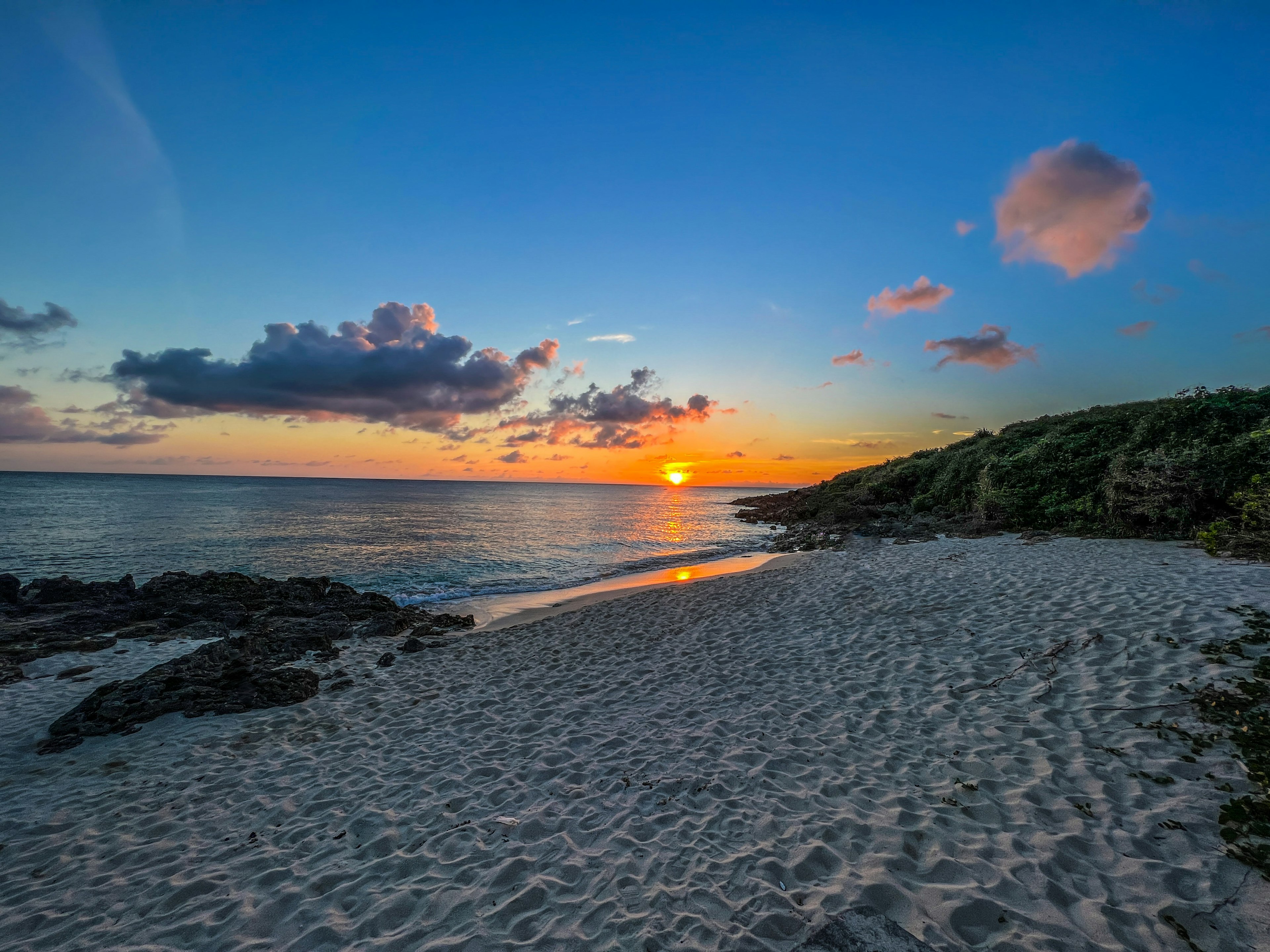 Senyum di pantai dengan langit biru dan awan