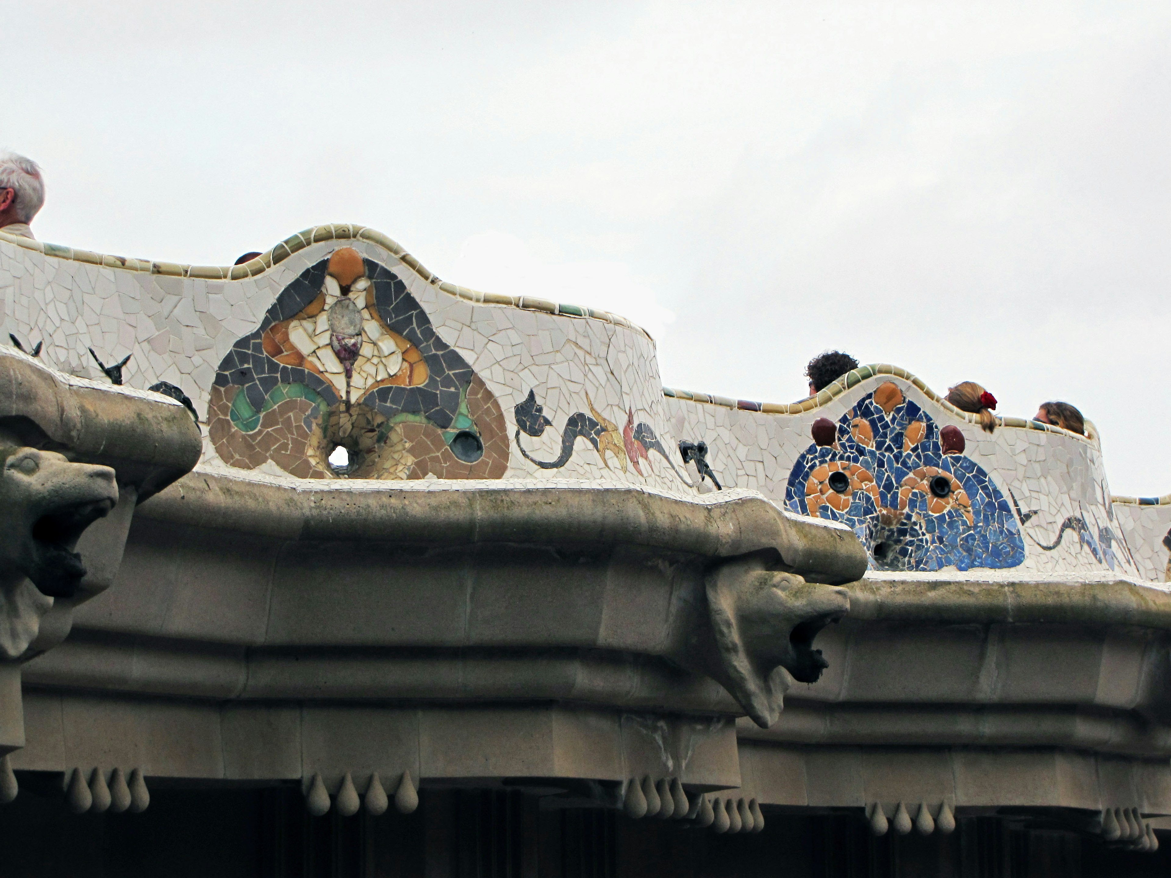 Mosaïques colorées et motifs uniques sur la décoration du toit